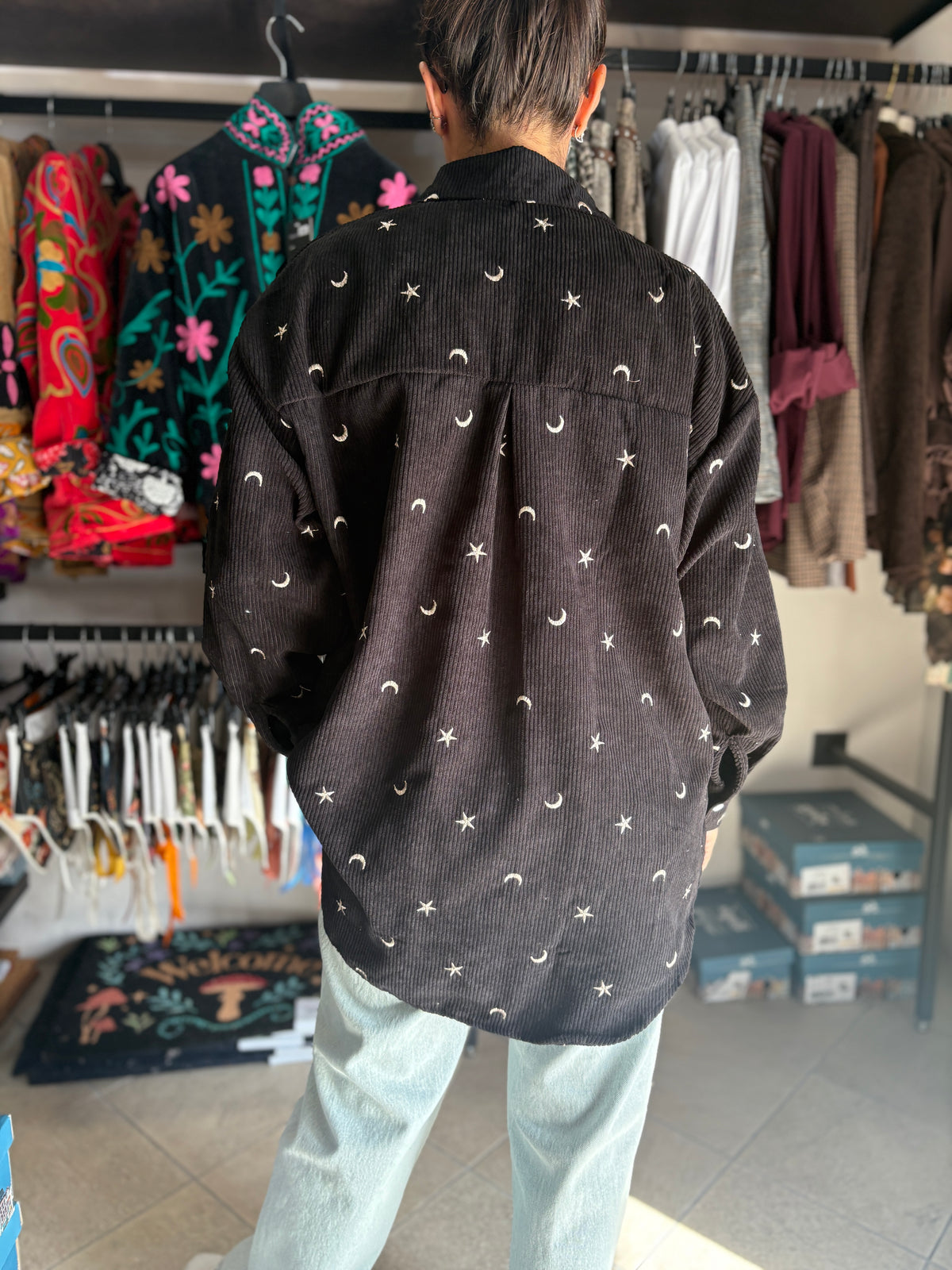 Camicia Midnight Sky in velluto a coste nero con stelle e lune