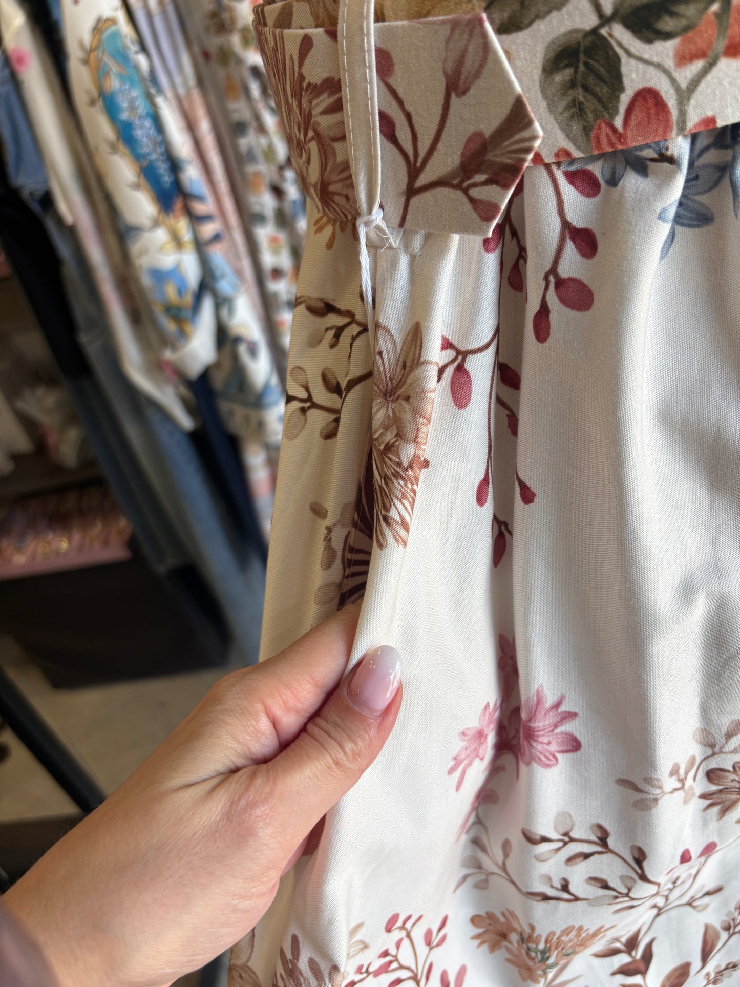 Vestito Midi Floreale in Cotone Bianco – Eleganza Rétro e Fascino Romantico