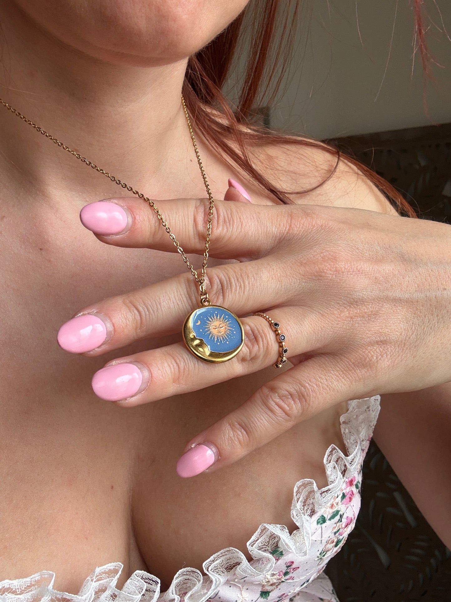 Collezione Miniature Romantiche: Collane in Acciaio Gold con Pendenti Illustrati