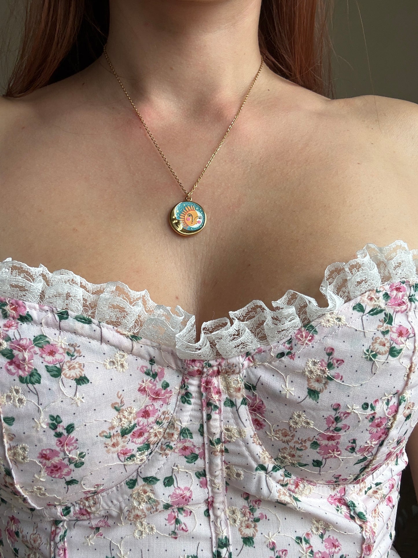 Collezione Miniature Romantiche: Collane in Acciaio Gold con Pendenti Illustrati