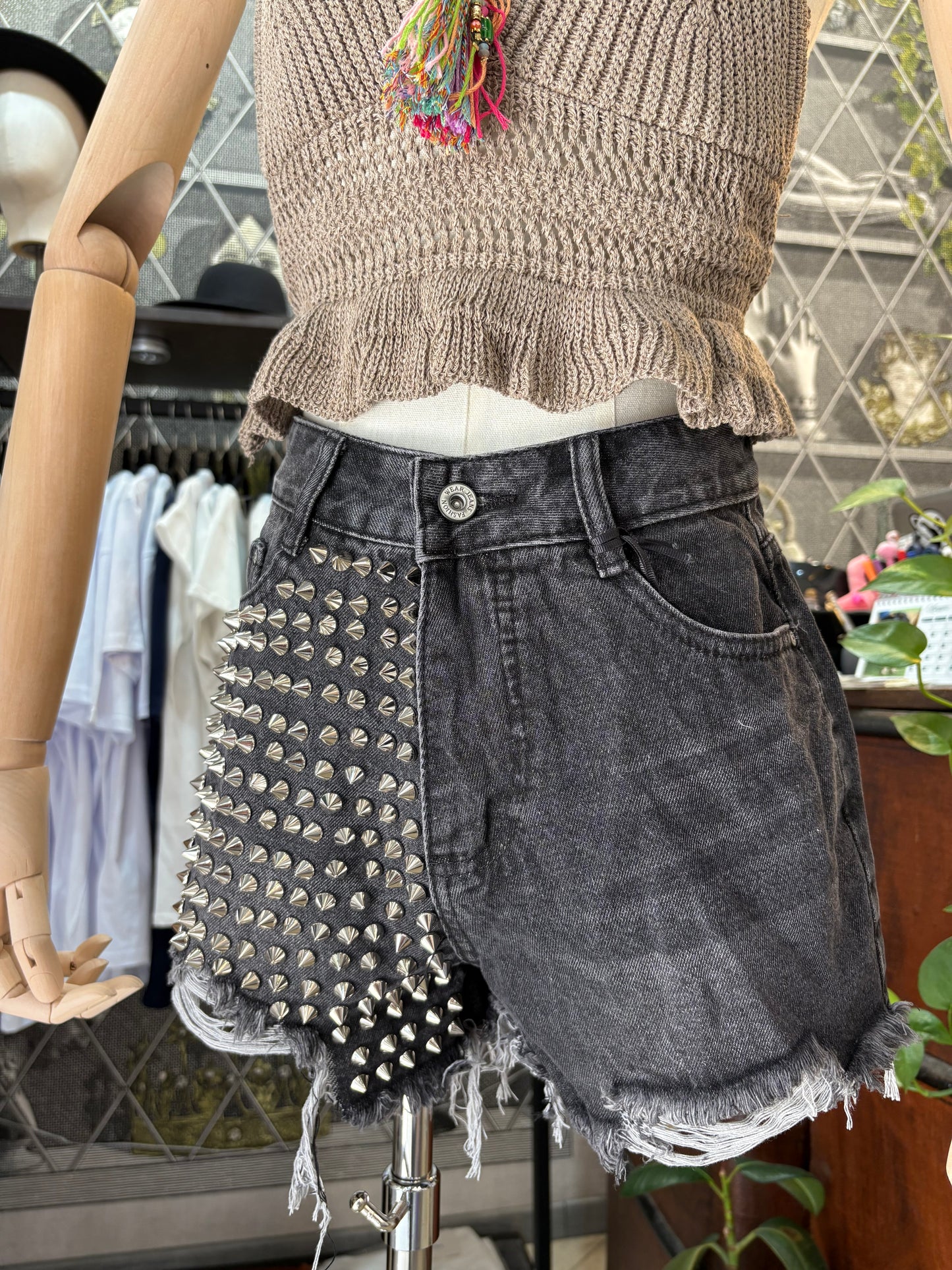 Shorts di Jeans Donna con Borchie – Denim Strappato, Look Rock in 2 colori