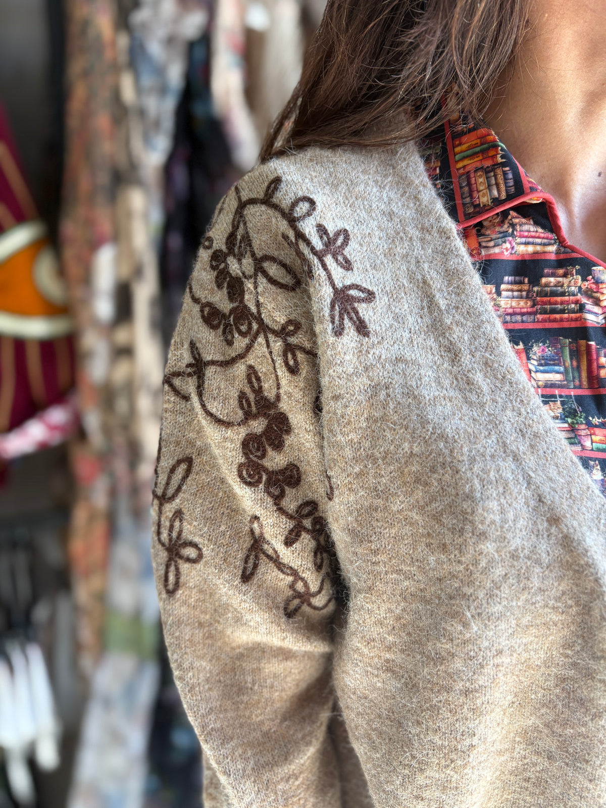 Cardigan donna Evelin con ricamo floreale e bottoni vintage
