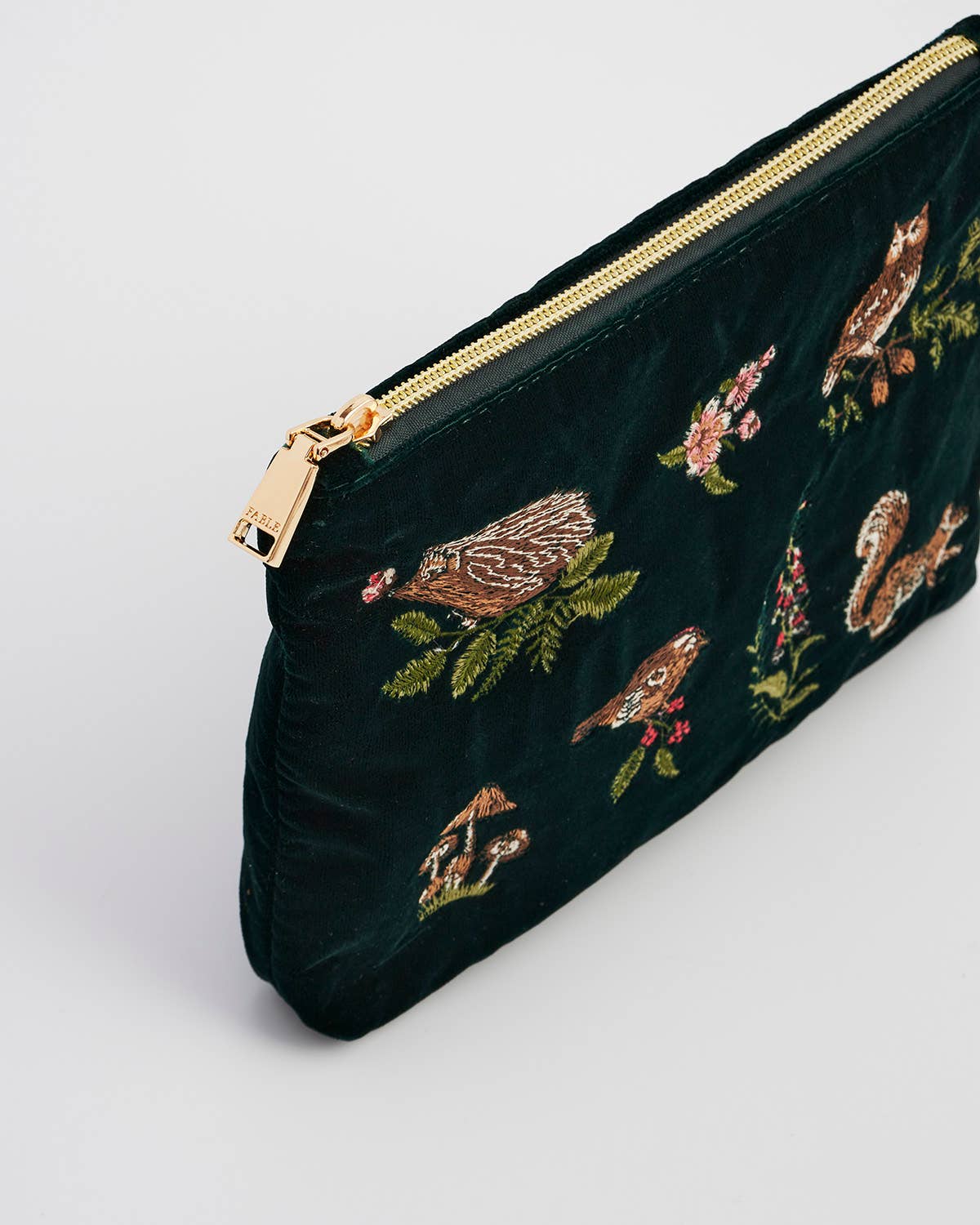 Pochette Meadow Scene ricamata in velluto verde foresta - Fable England