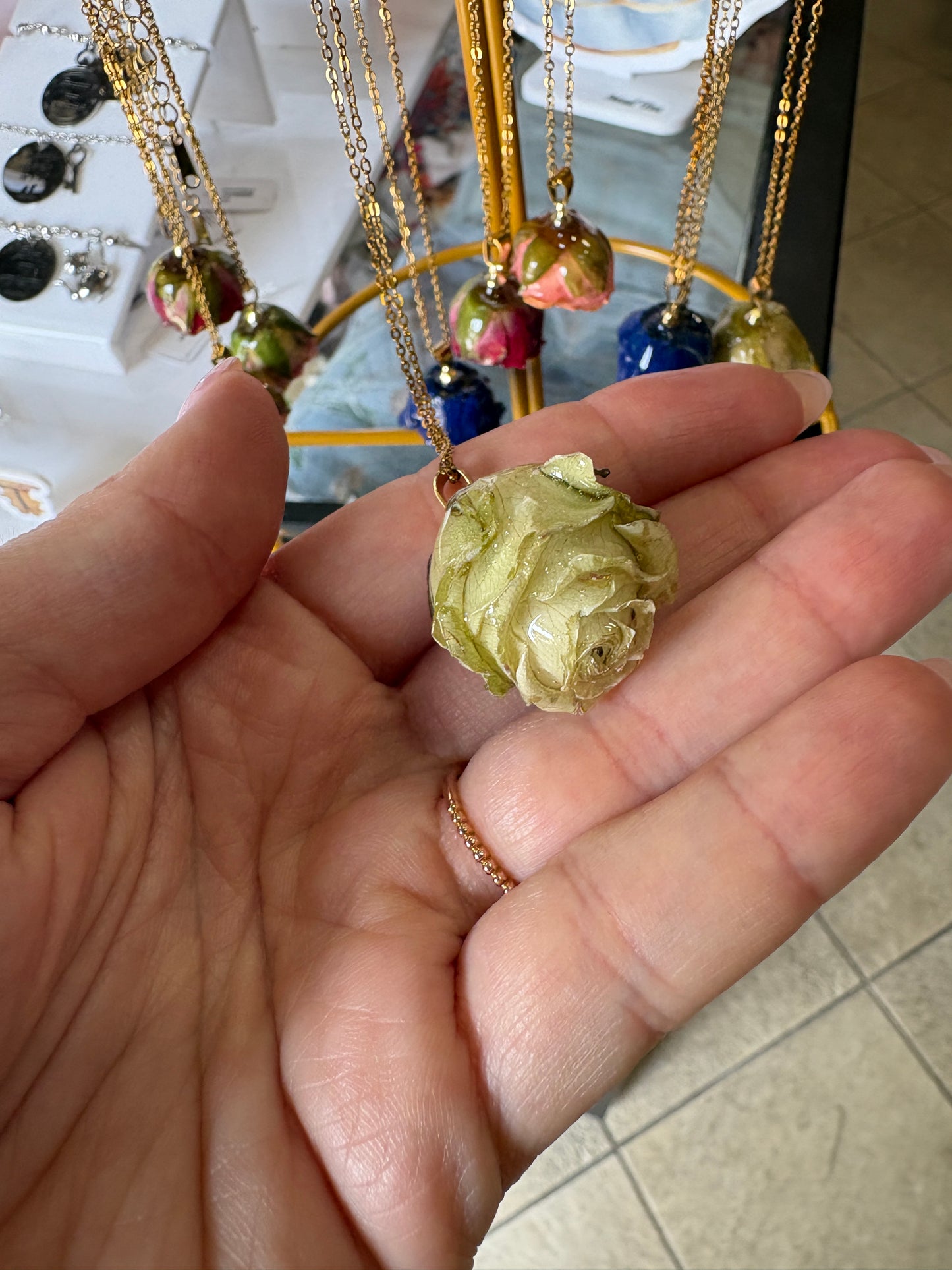 Collana "Rosa Eterna" – Bocciolo di Vera Rosa in Resina e Acciaio Inossidabile
