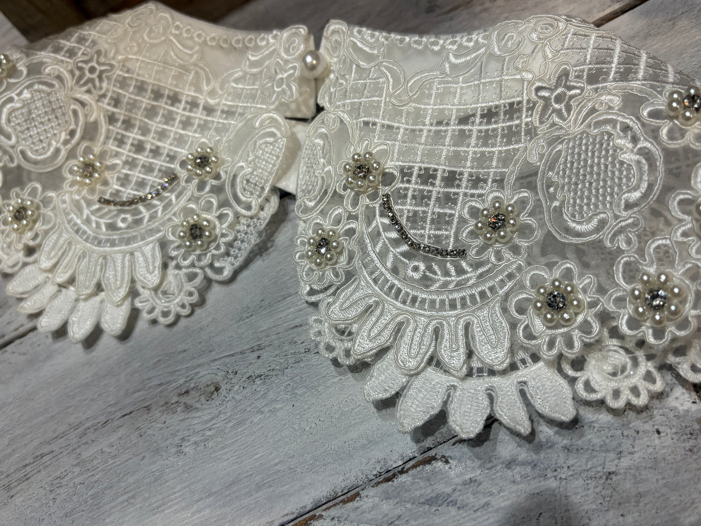 Colletto removibile retrò in pizzo bianco con perle e strass