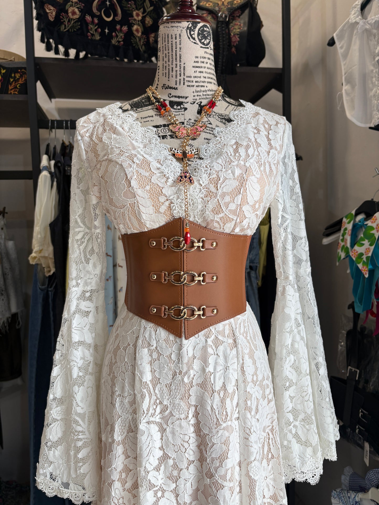 Abito Arwen - Abito Lungo in Pizzo Bianco con Maniche a Campana