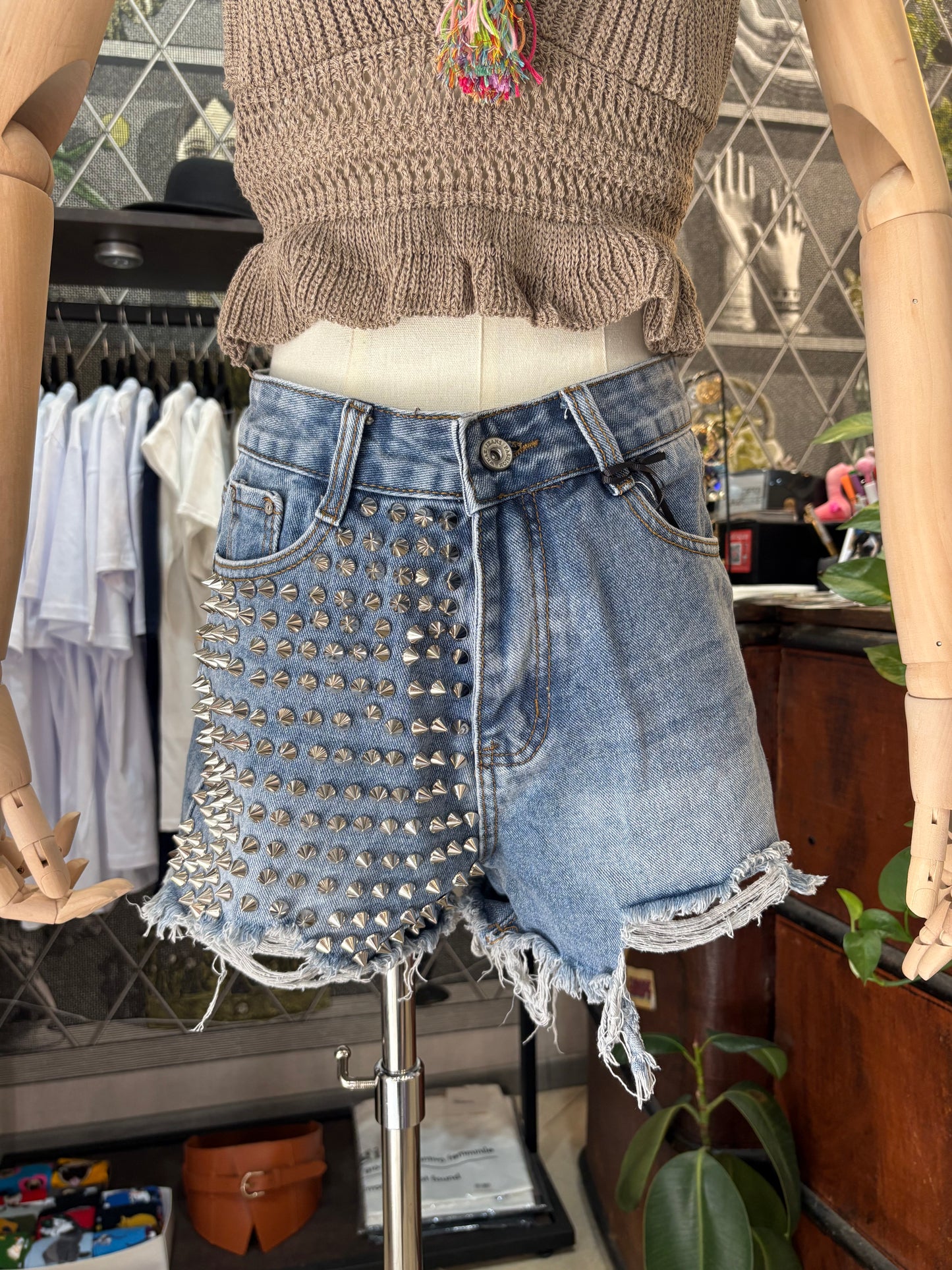 Shorts di Jeans Donna con Borchie – Denim Strappato, Look Rock in 2 colori