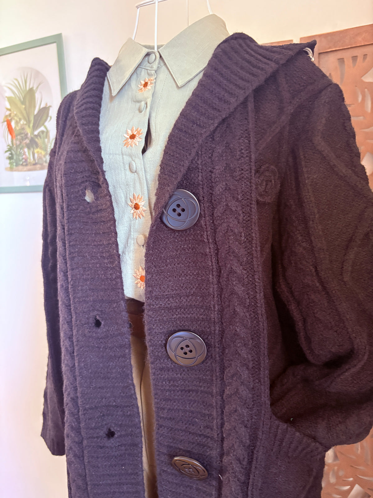 Cardigan lungo a trecce con cappuccio e rose in maglia - In 3 colori