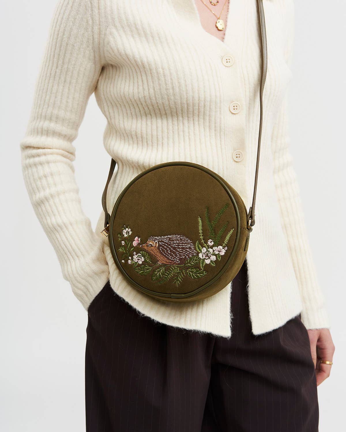 Borsa tonda Chloe Hedgehog ricamata in suedette kaki - Fable England