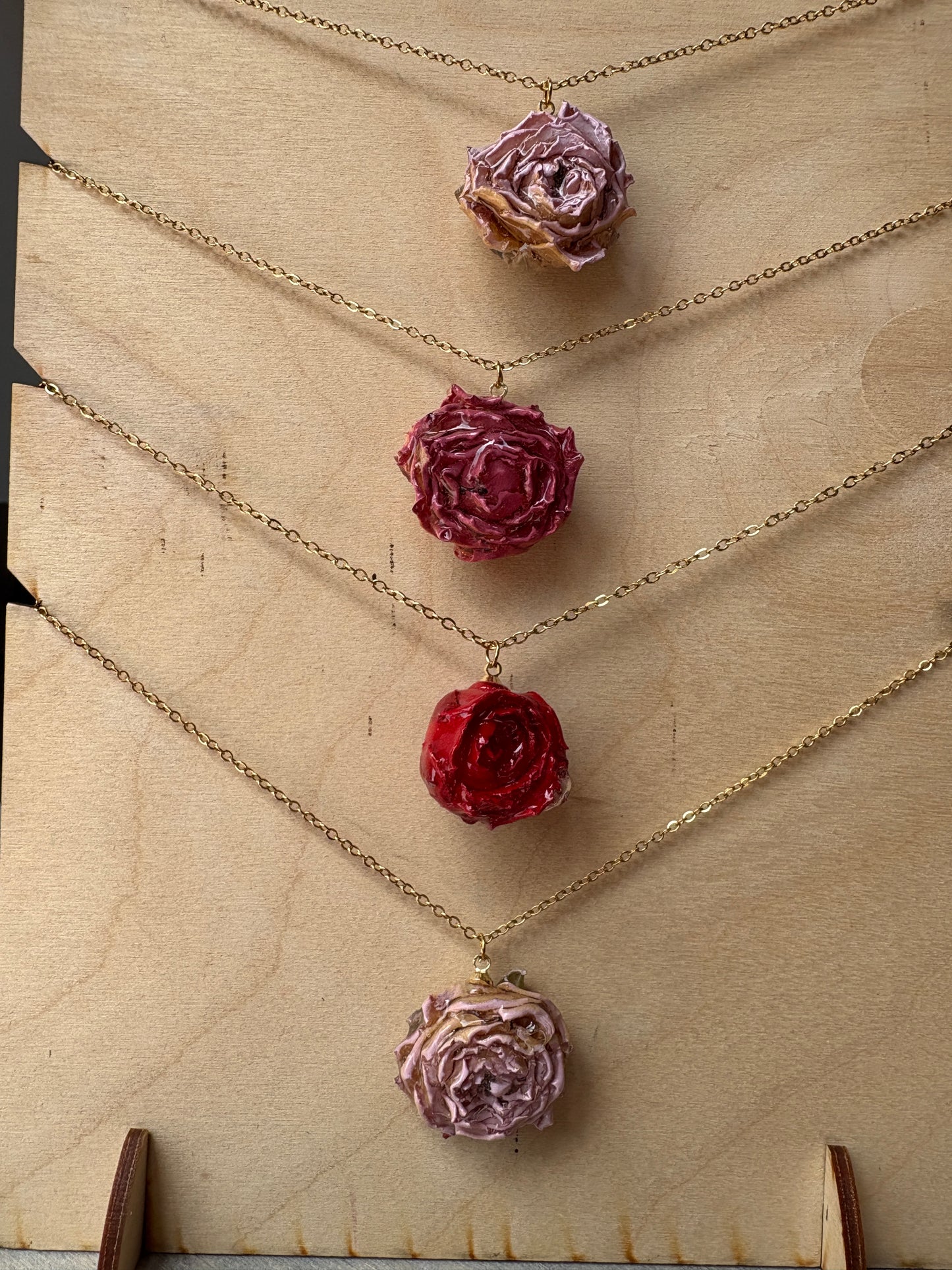 Collana "Rosa Eterna" – Bocciolo di Vera Rosa in Resina e Acciaio Inossidabile Aperta