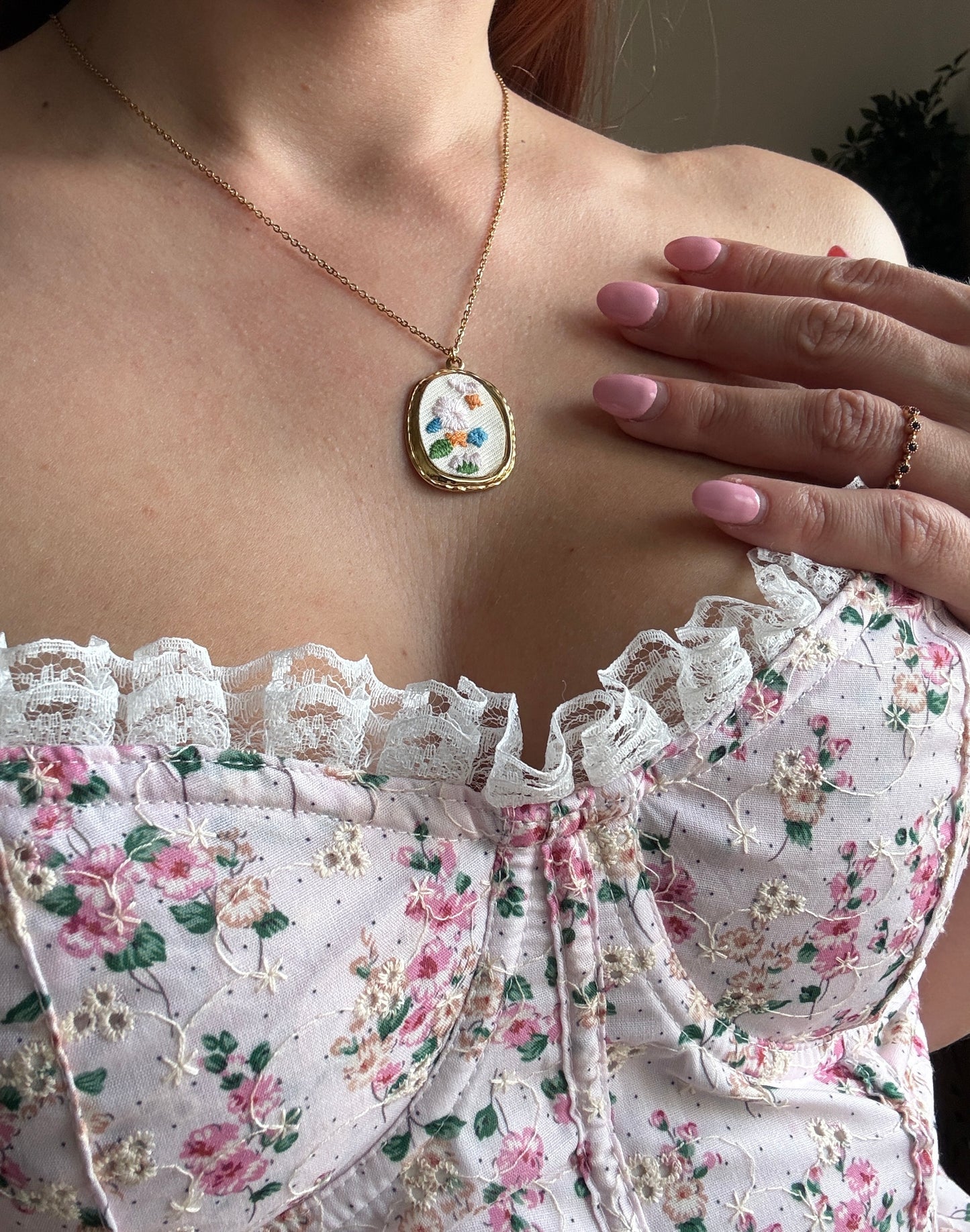 Collezione Embroidery: Collane CottageCore in Acciaio Inossidabile con Ciondoli Ricamati