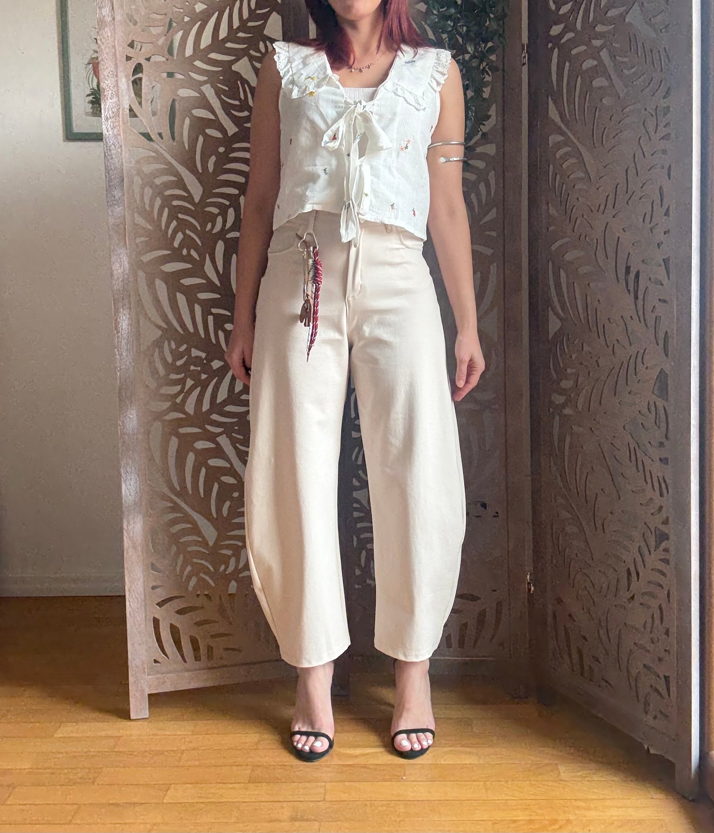 Pantaloni beige in punto Milano a gamba ampia – Con charm decorativo coordinato