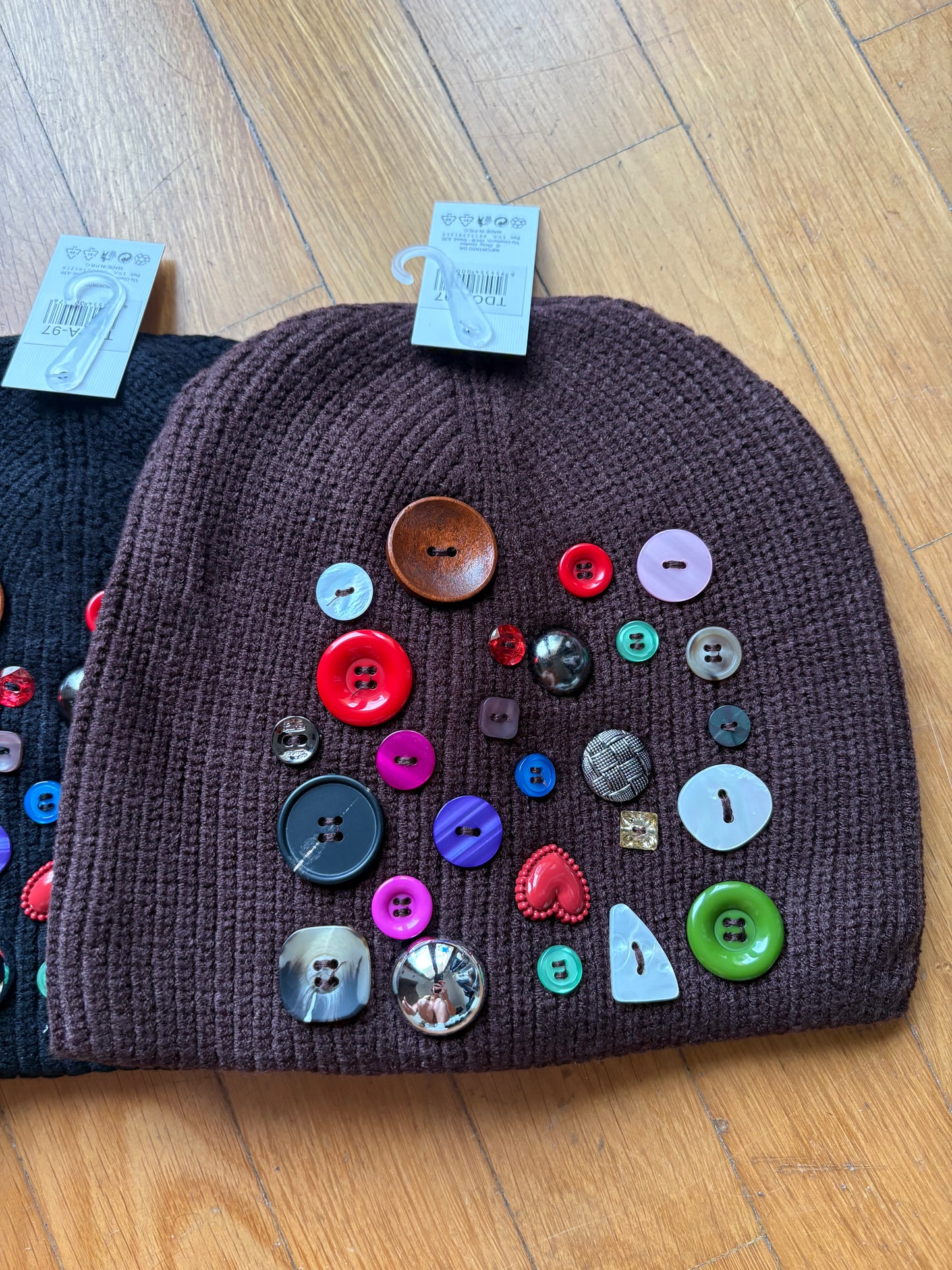 Berretto a costine con bottoni in 3 colori