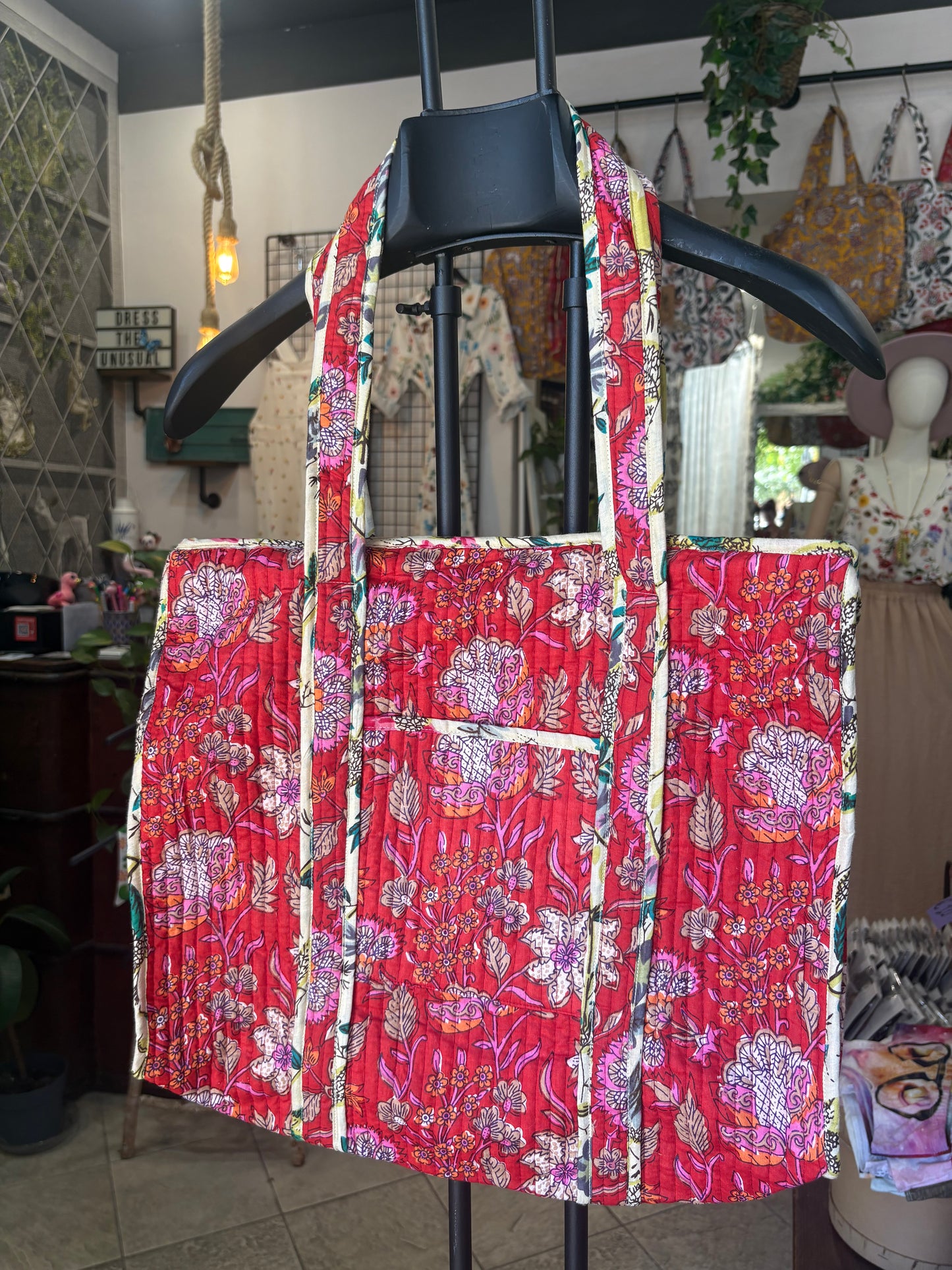 Borsa in cotone trapuntata floreale con zip e taschina frontale in 3 colori