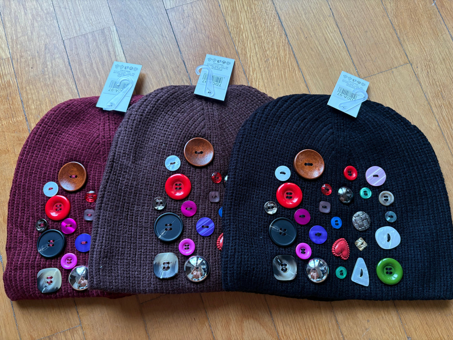 Berretto a costine con bottoni in 3 colori