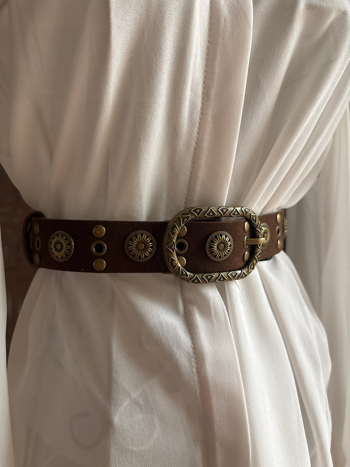 Cintura boho in vellutino con borchie e fibbia intagliata - In 3 Colori