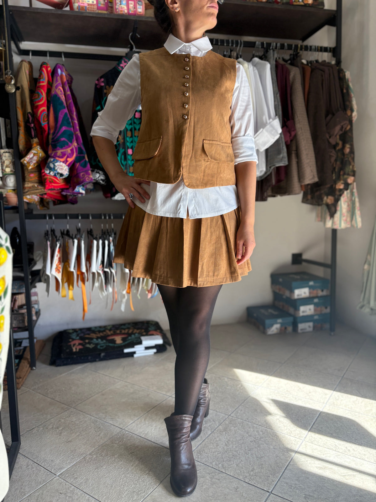 Completo effetto suede cammello con gilet e gonna skort con pantaloncino interno