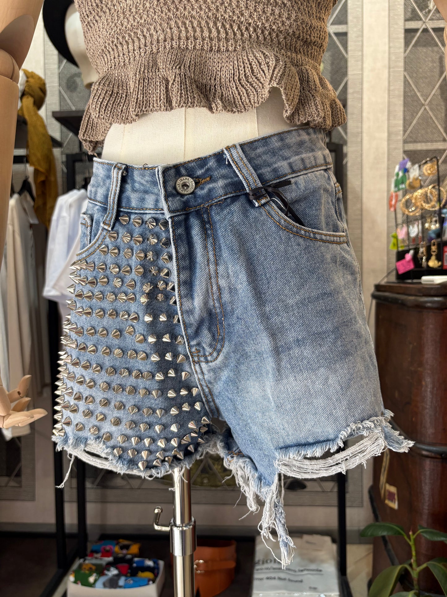 Shorts di Jeans Donna con Borchie – Denim Strappato, Look Rock in 2 colori
