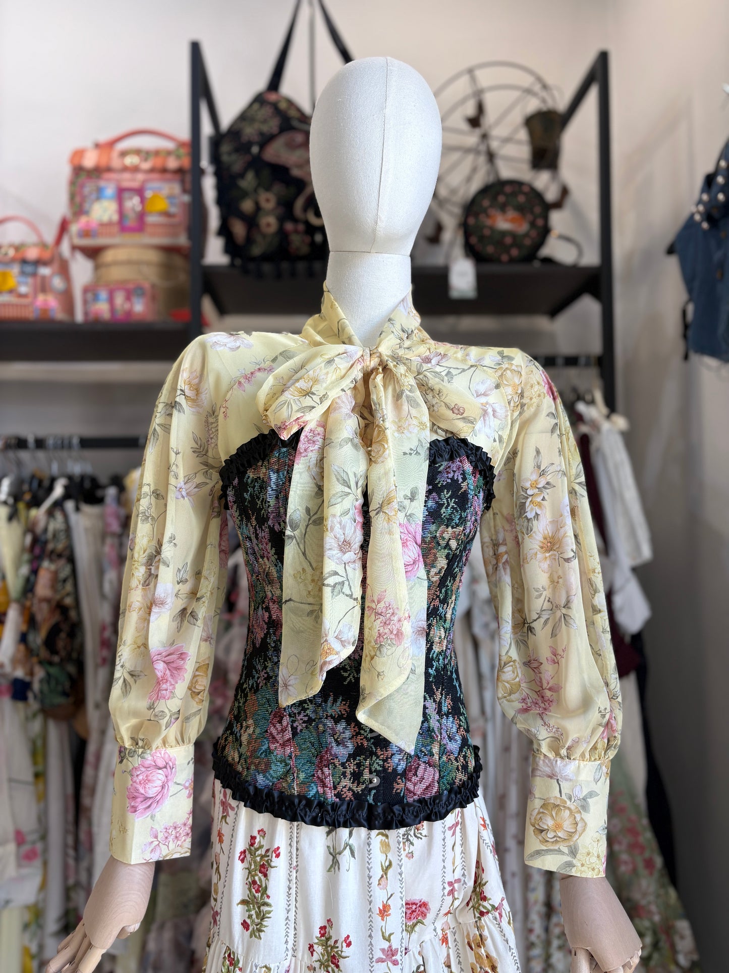 Camicetta in Chiffon Floreale con Fiocco al Collo - in 3 Colori