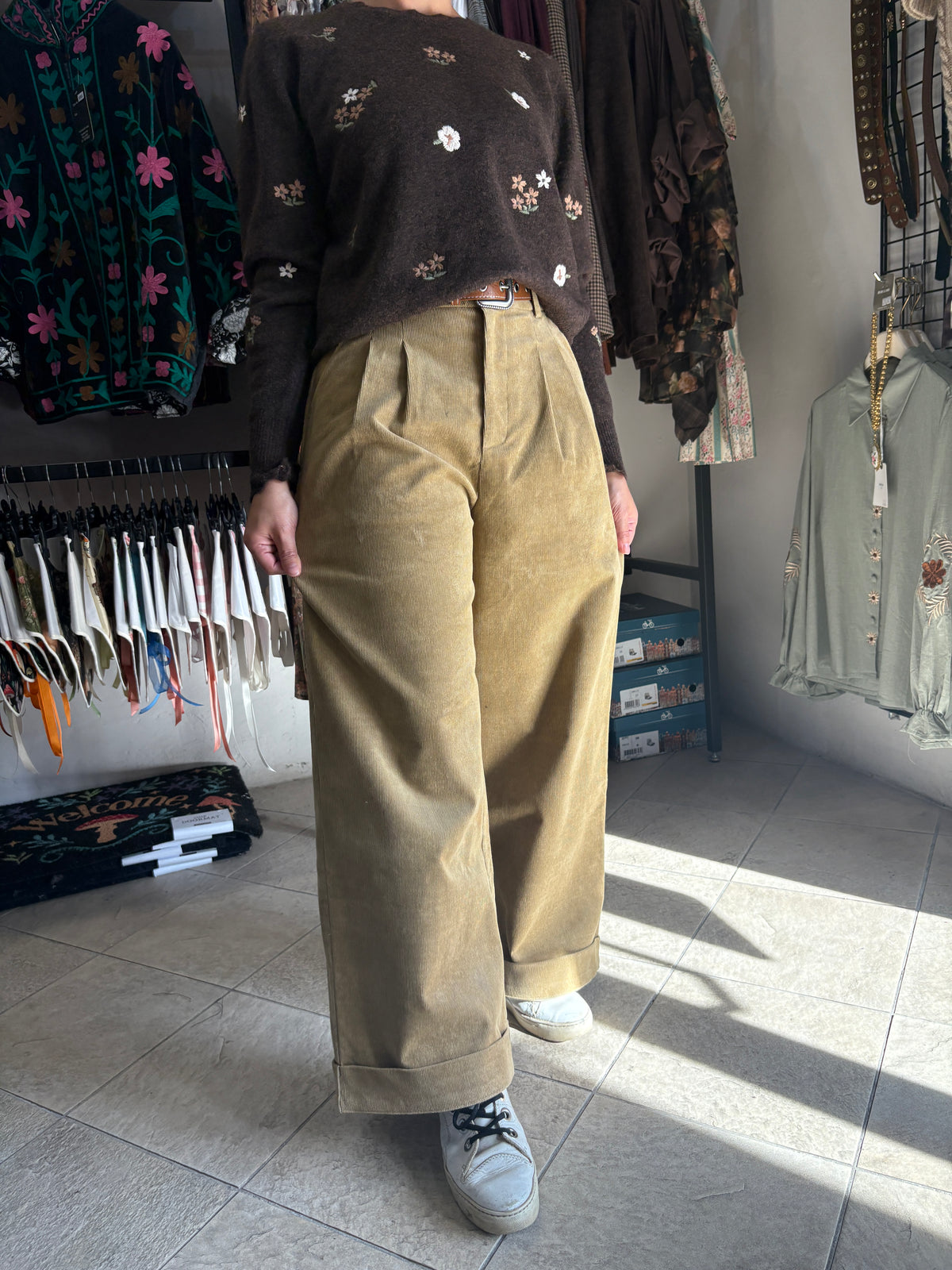 Pantaloni donna wide leg in velluto a coste cammello con cintura