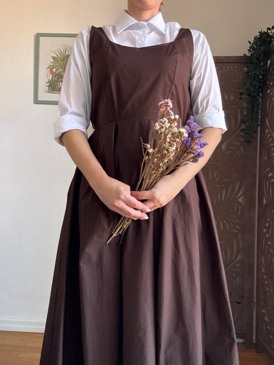 Abito Pinafore Lungo in Cotone Smanicato a Ruota in Tonalità Cioccolato con Tasche