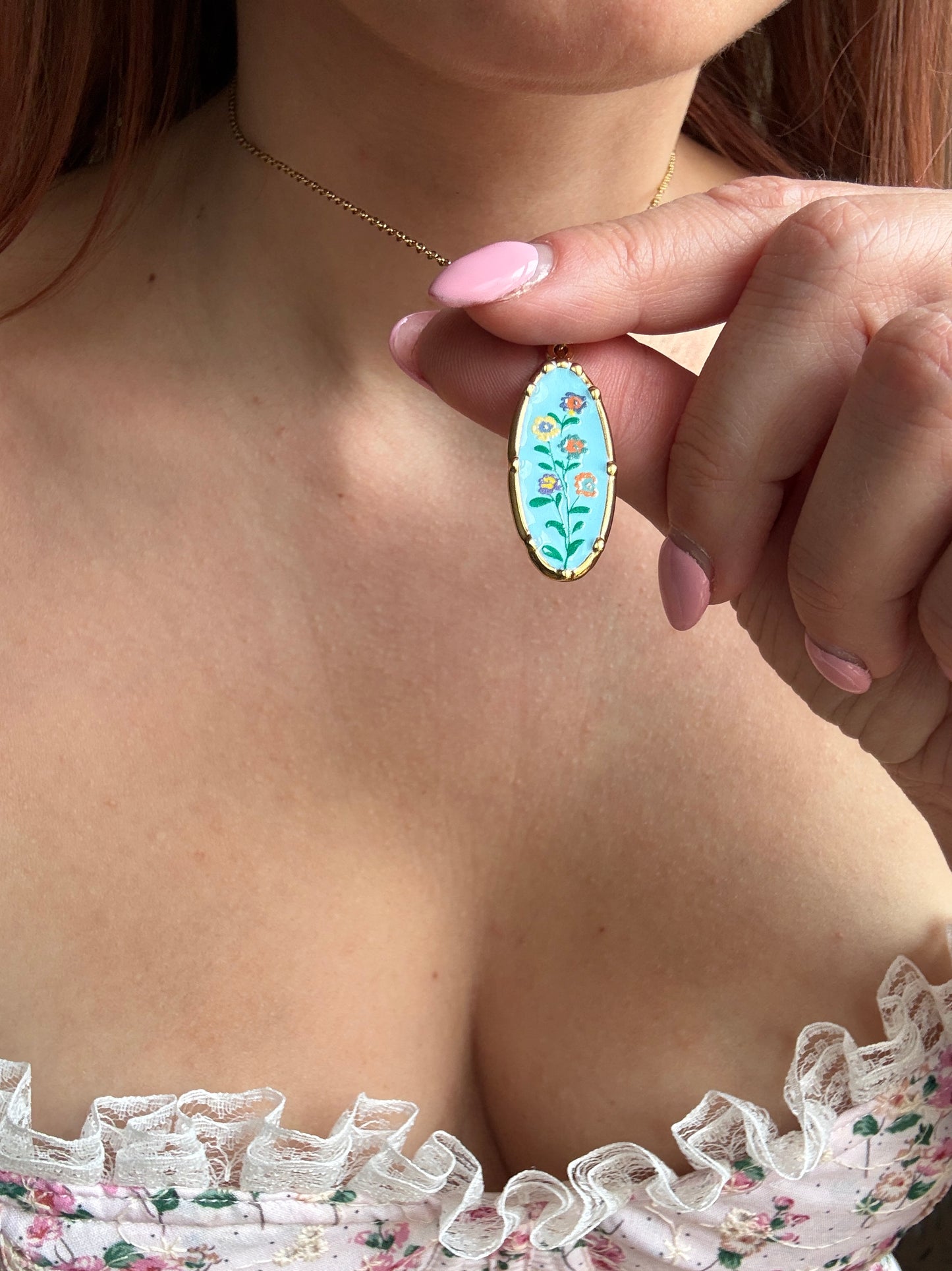 Collezione Miniature Romantiche: Collane in Acciaio Gold con Pendenti Illustrati
