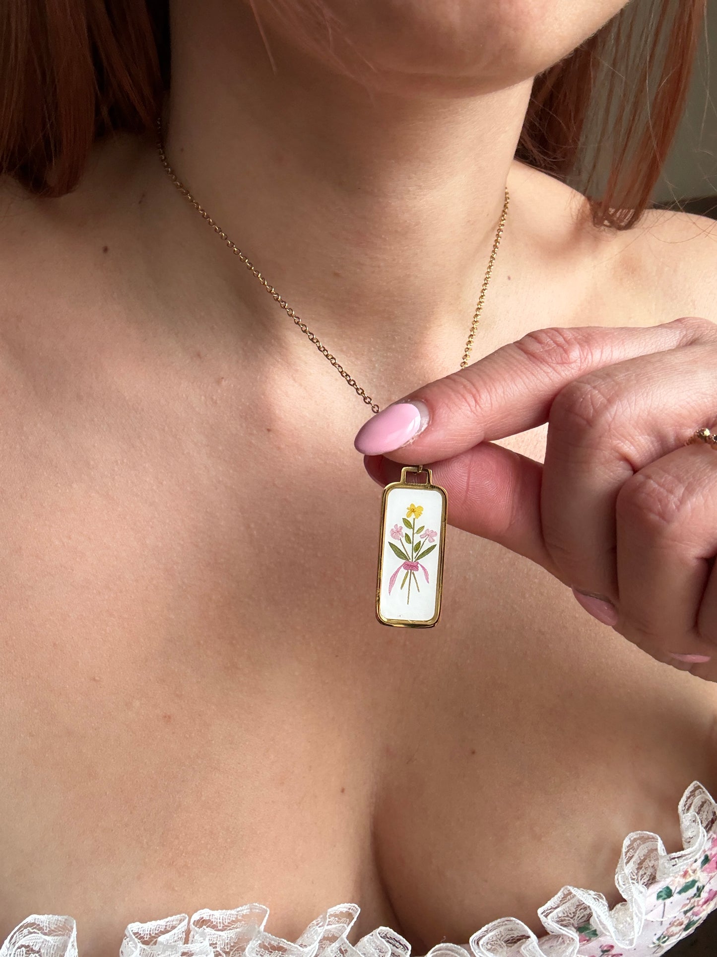 Collezione Miniature Romantiche: Collane in Acciaio Gold con Pendenti Illustrati