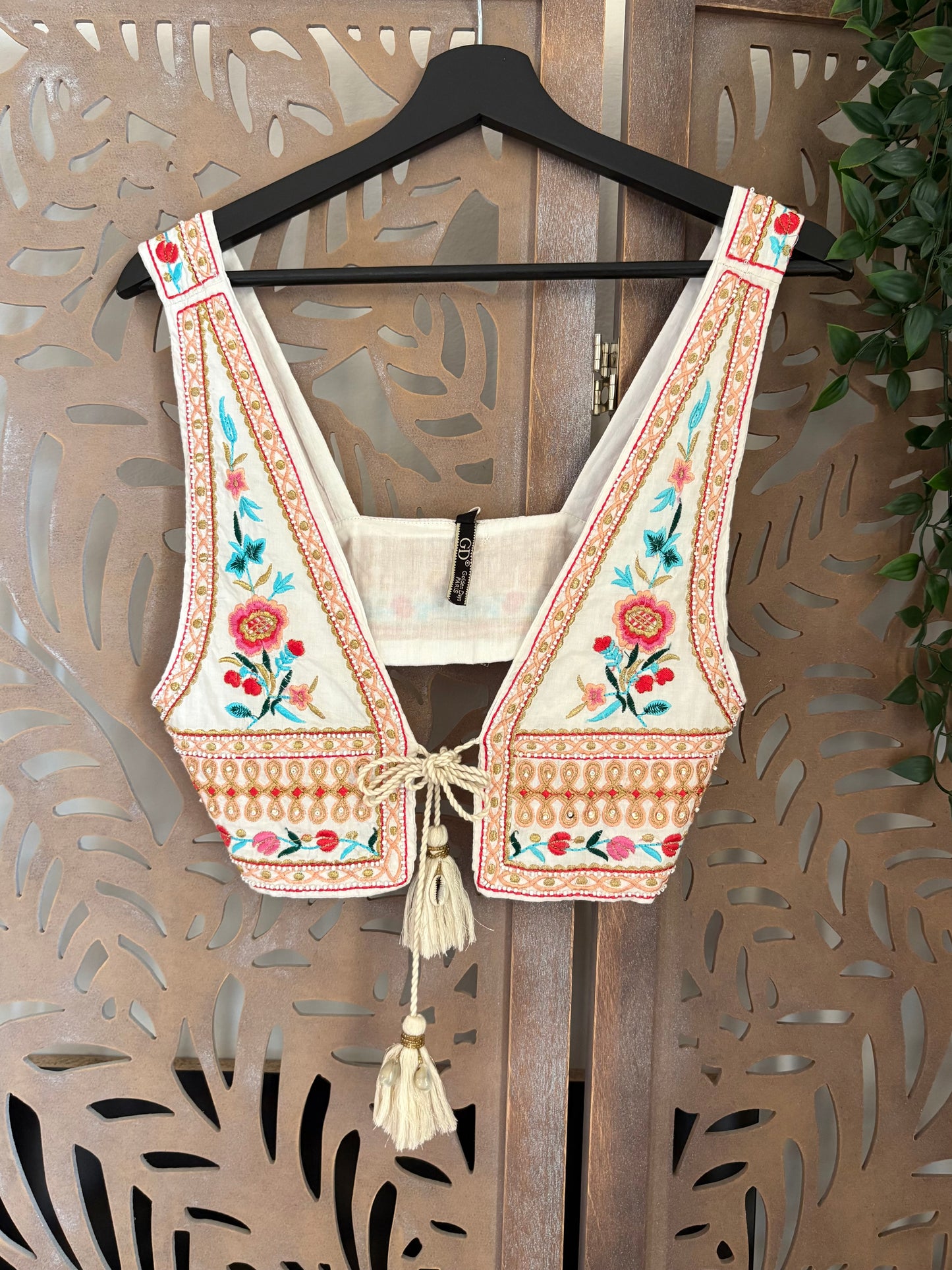 Gilet corto in cotone boho chic floreale ricamato con applicazioni di perline e chiusura con nappe