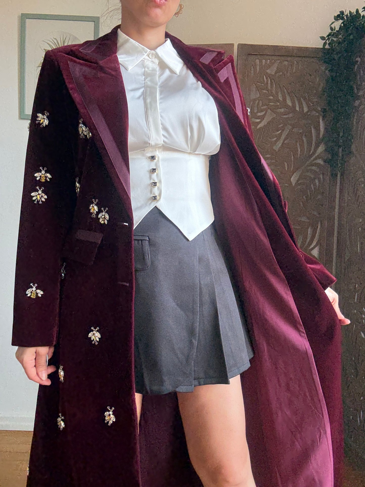 Cappotto lungo bordeaux aderente in vita con dettagli gioiello