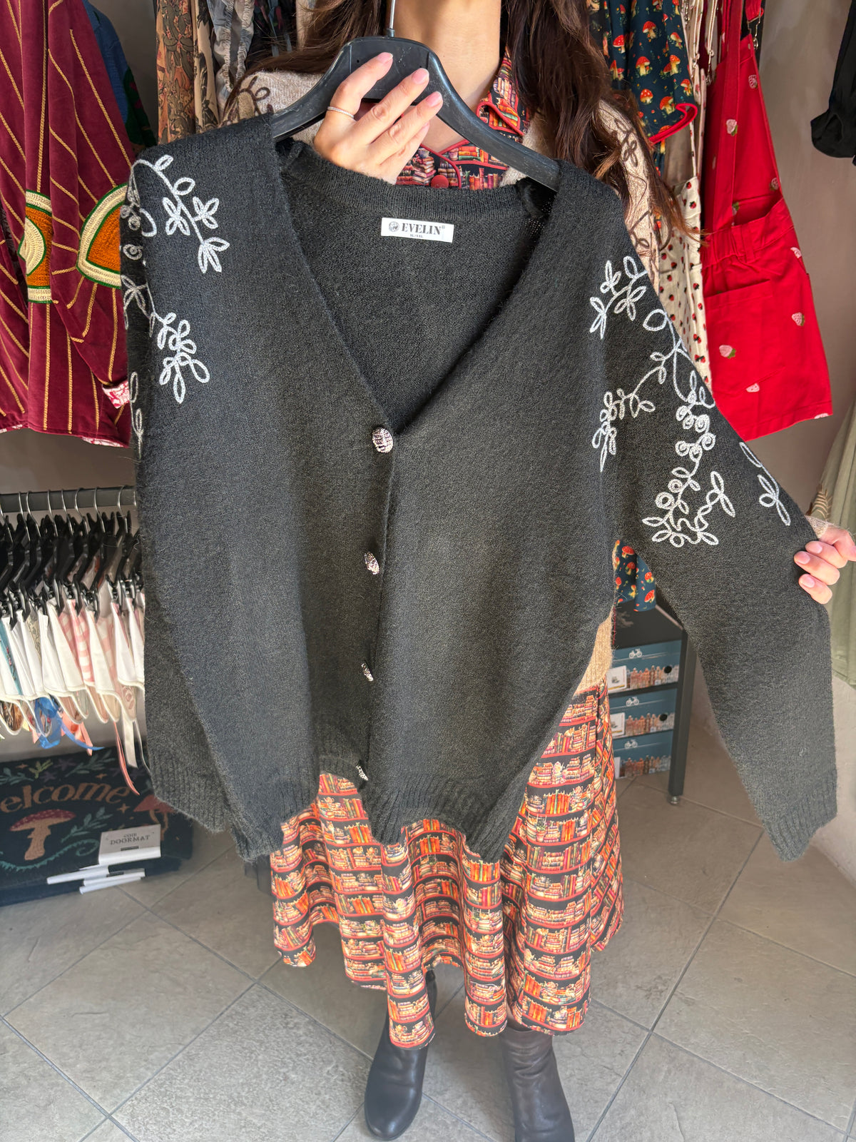 Cardigan donna Evelin con ricamo floreale e bottoni vintage