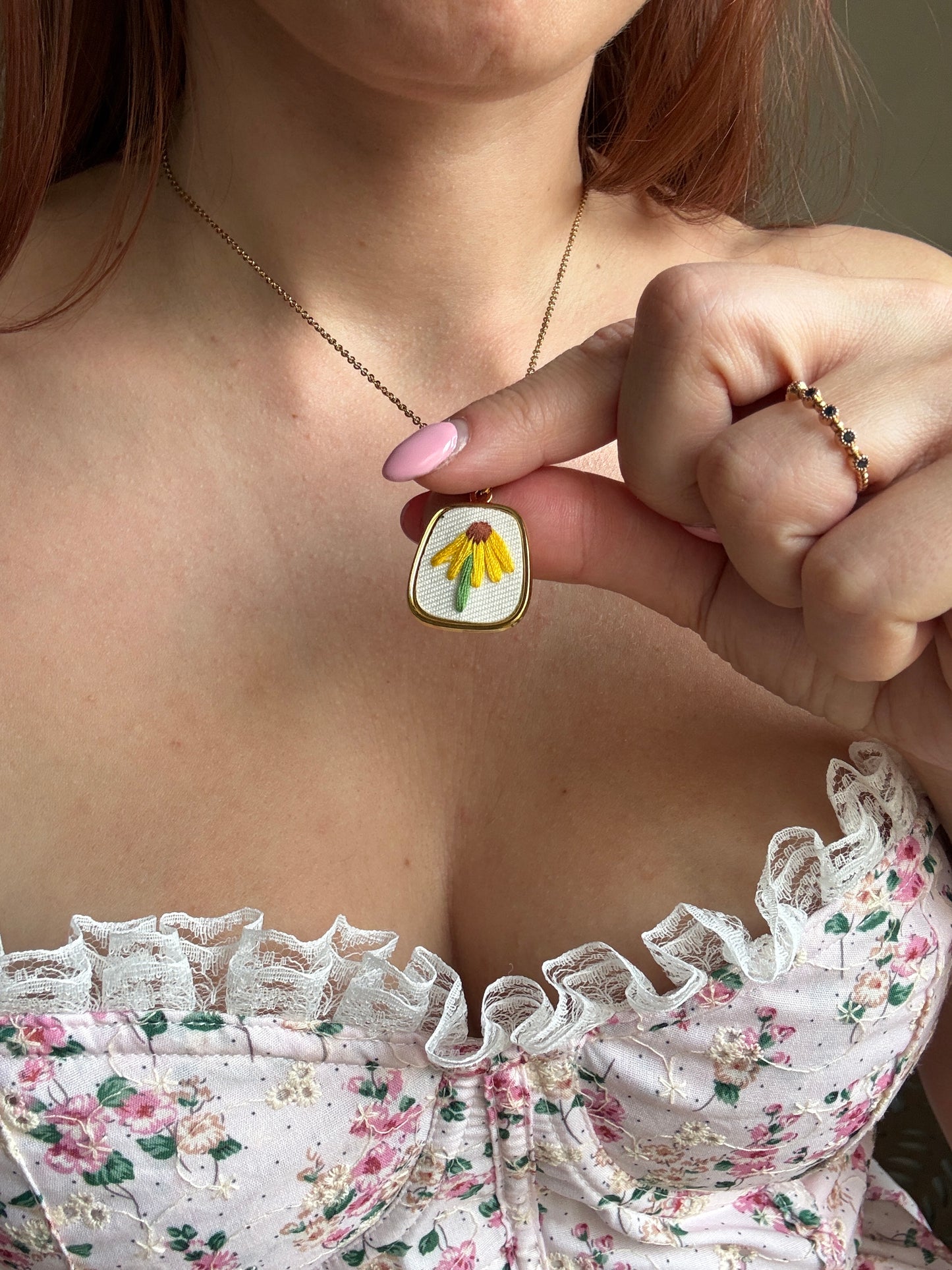 Collezione Embroidery: Collane CottageCore in Acciaio Inossidabile con Ciondoli Ricamati