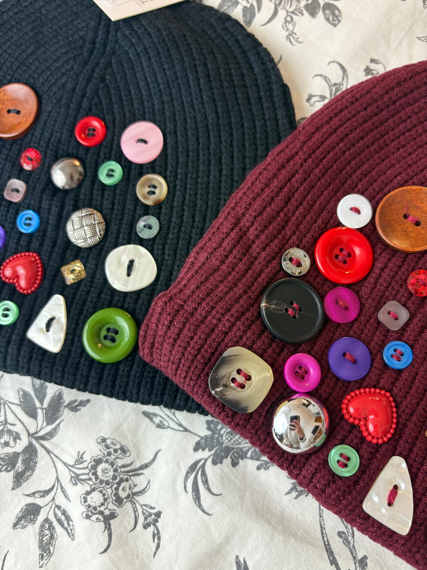 Berretto a costine con bottoni in 3 colori