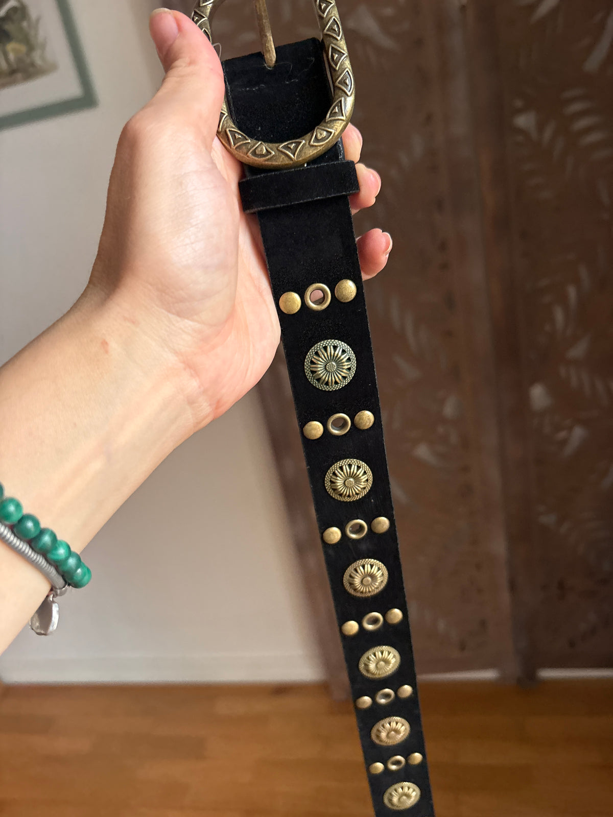 Cintura boho in vellutino con borchie e fibbia intagliata - In 3 Colori