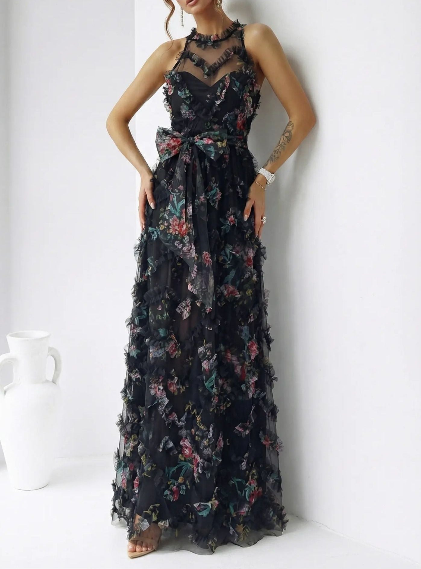 Abito Iris - Incanto Floreale: Abito Lungo in Tulle con Volant - Nero