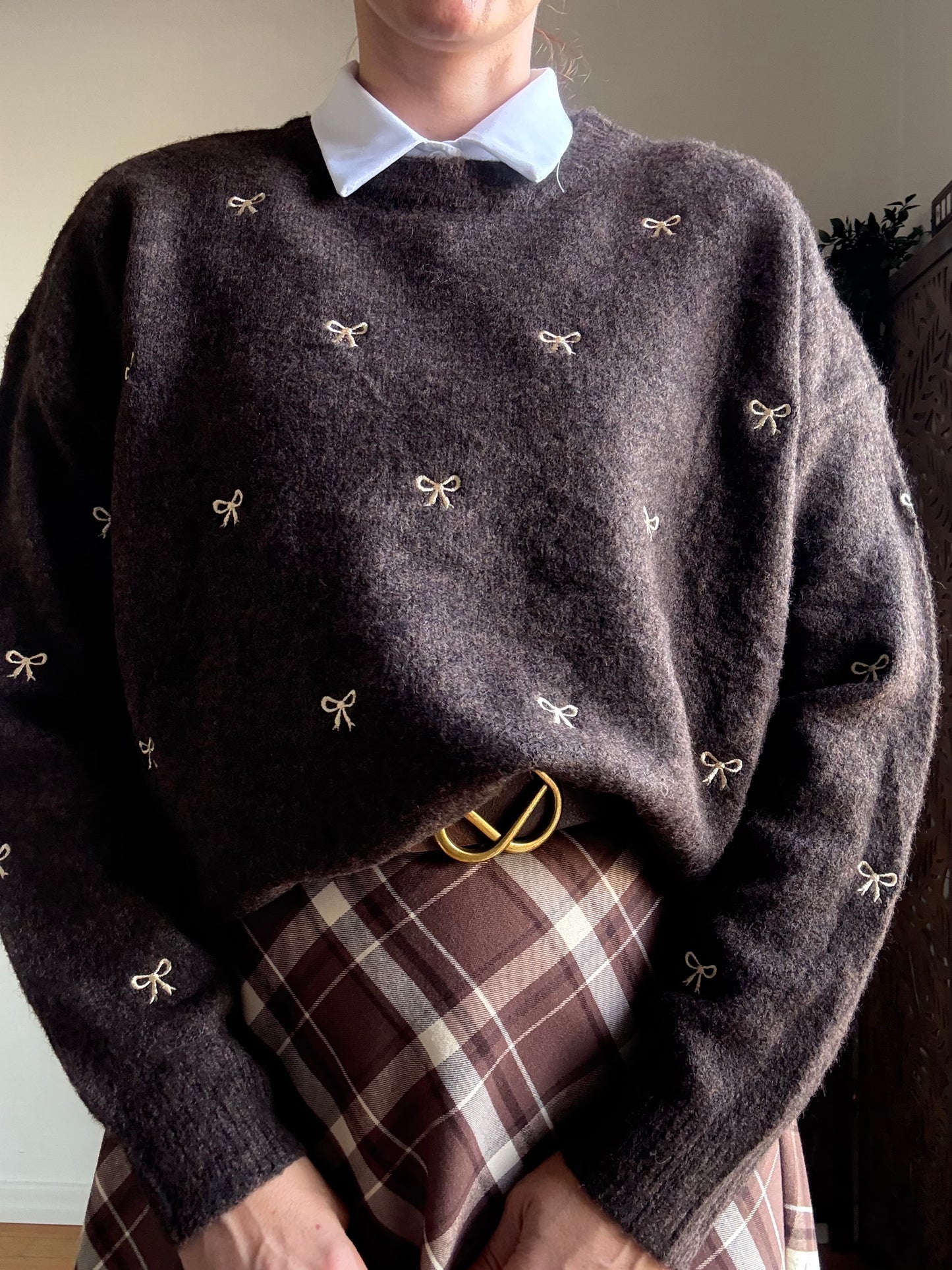 Maglione over caffè in viscosa con fiocchi ricamati