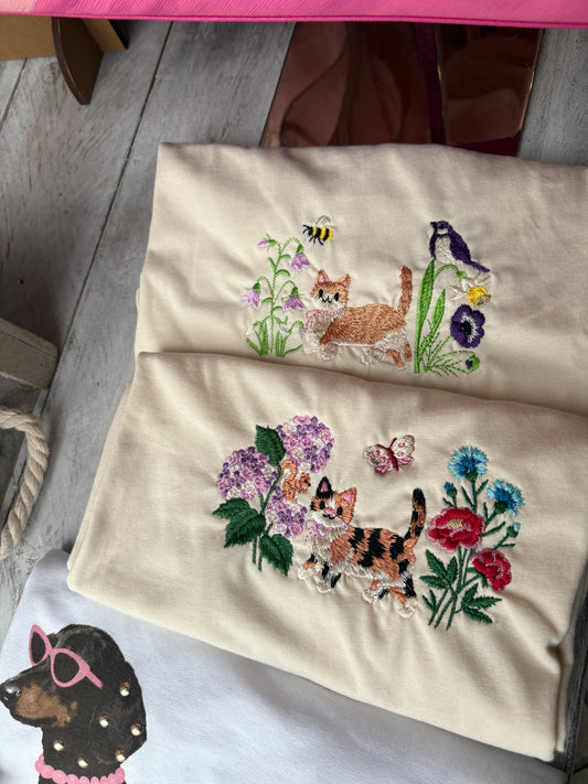 T-shirt in Cotone con Ricamo Artigianale - Garden Kitty