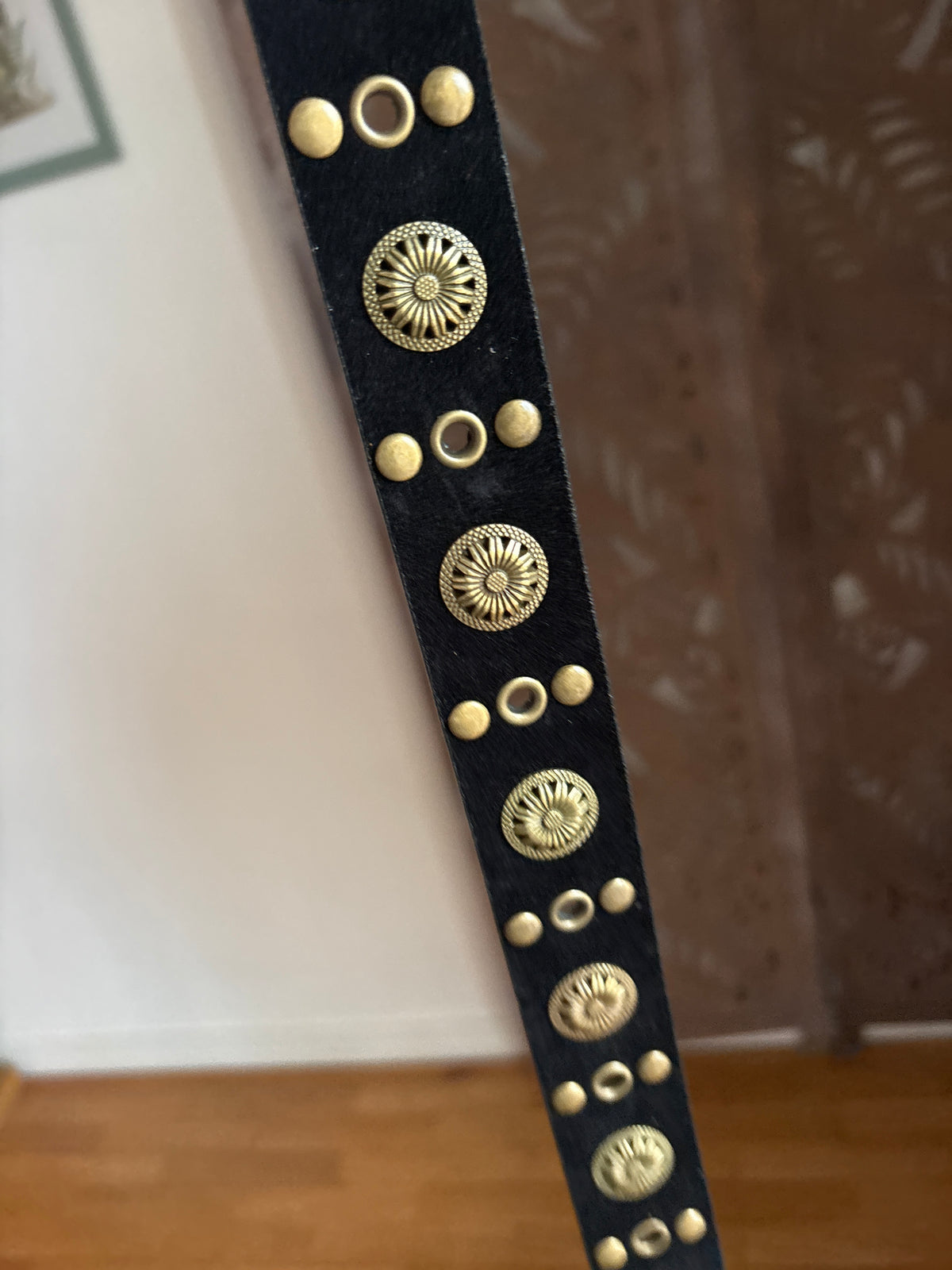Cintura boho in vellutino con borchie e fibbia intagliata - In 3 Colori