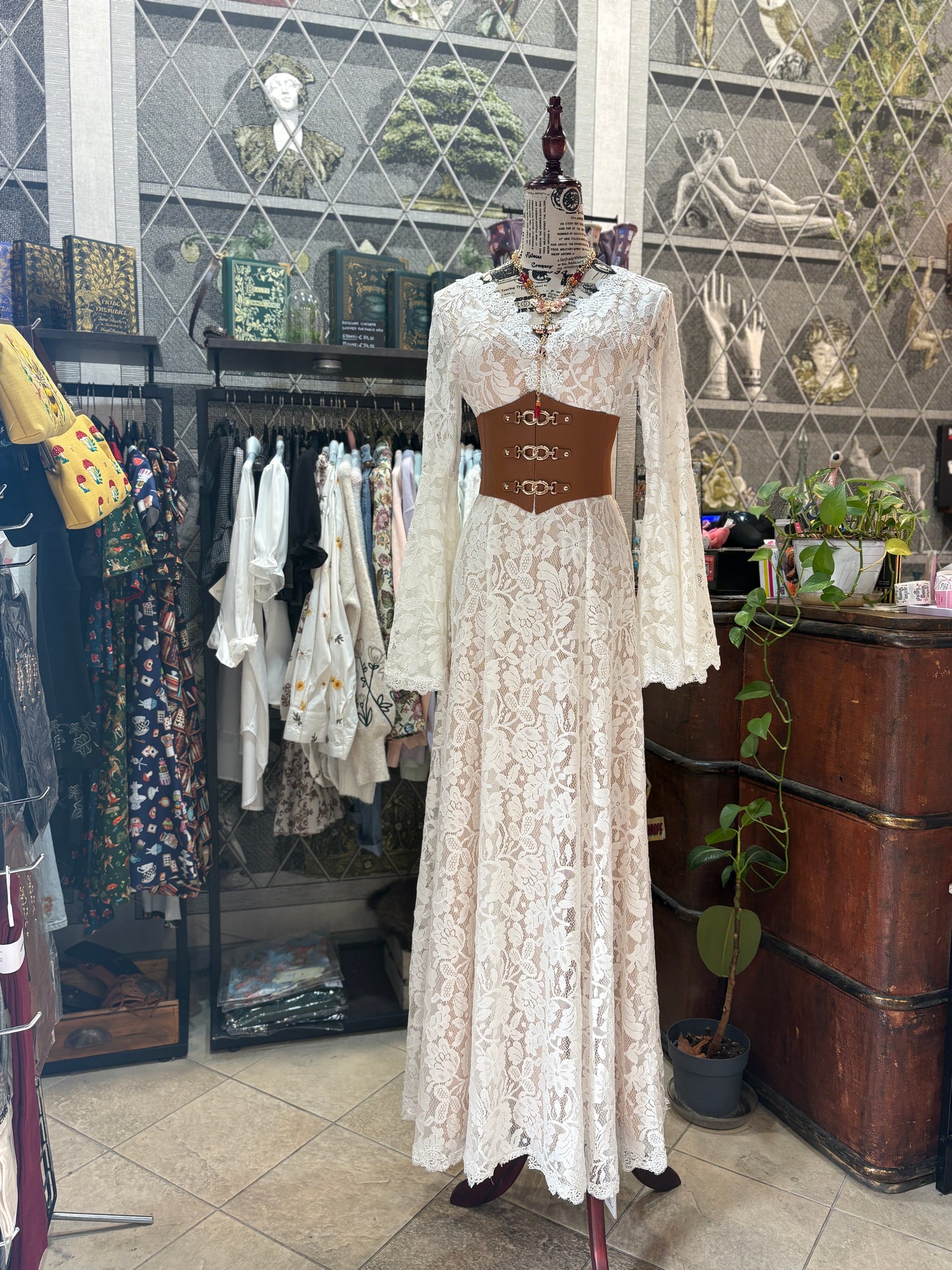 Abito Arwen - Abito Lungo in Pizzo Bianco con Maniche a Campana