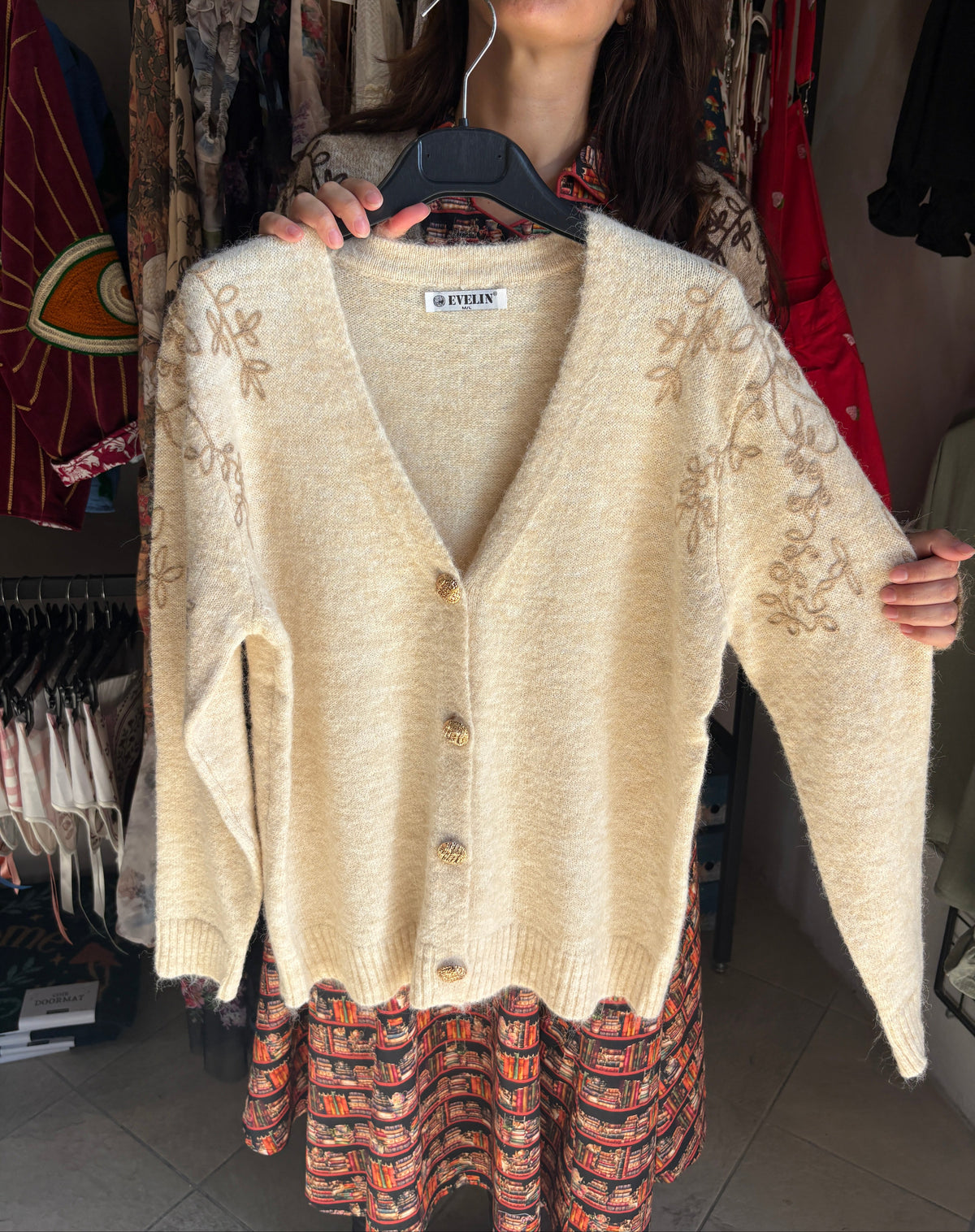 Cardigan donna Evelin con ricamo floreale e bottoni vintage