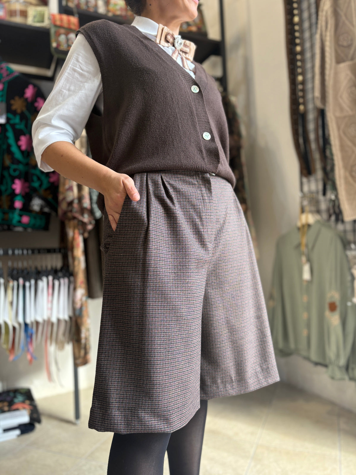 Bermuda donna a quadri con pinces e vita alta – 2 colori