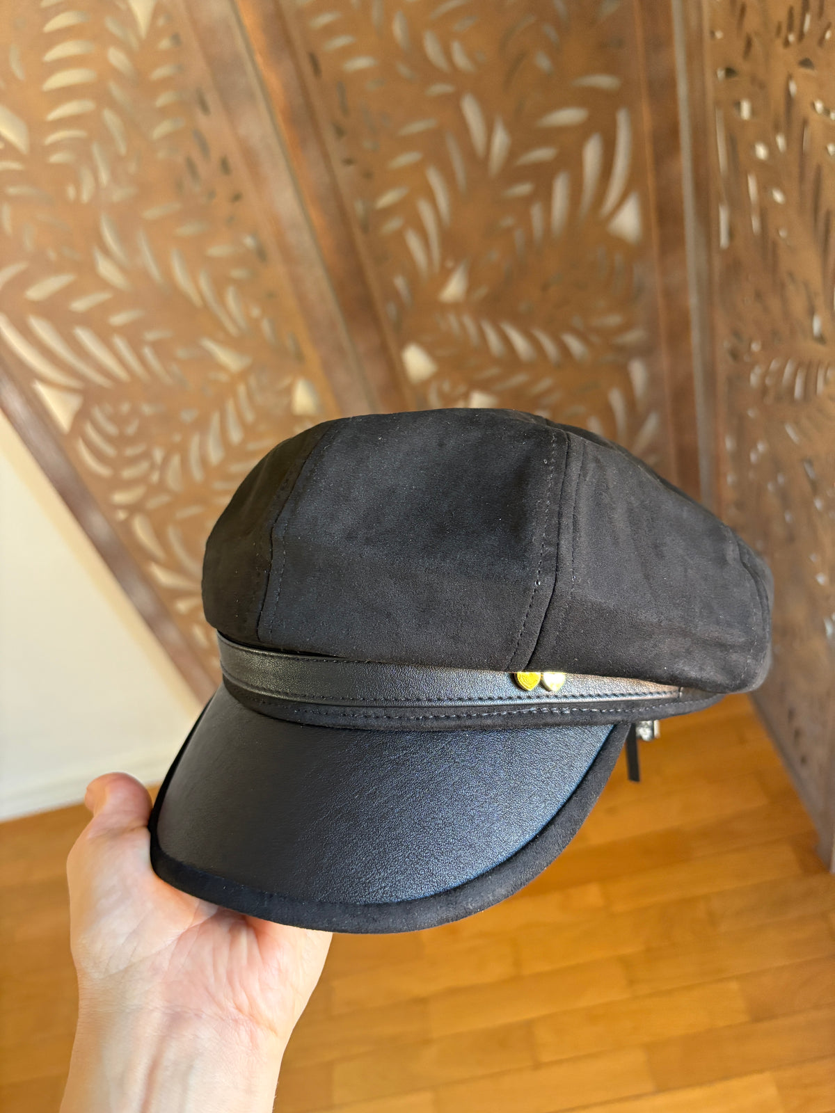 Cappello Baker Boy effetto scamosciato con cuori dorati - In 3 colori