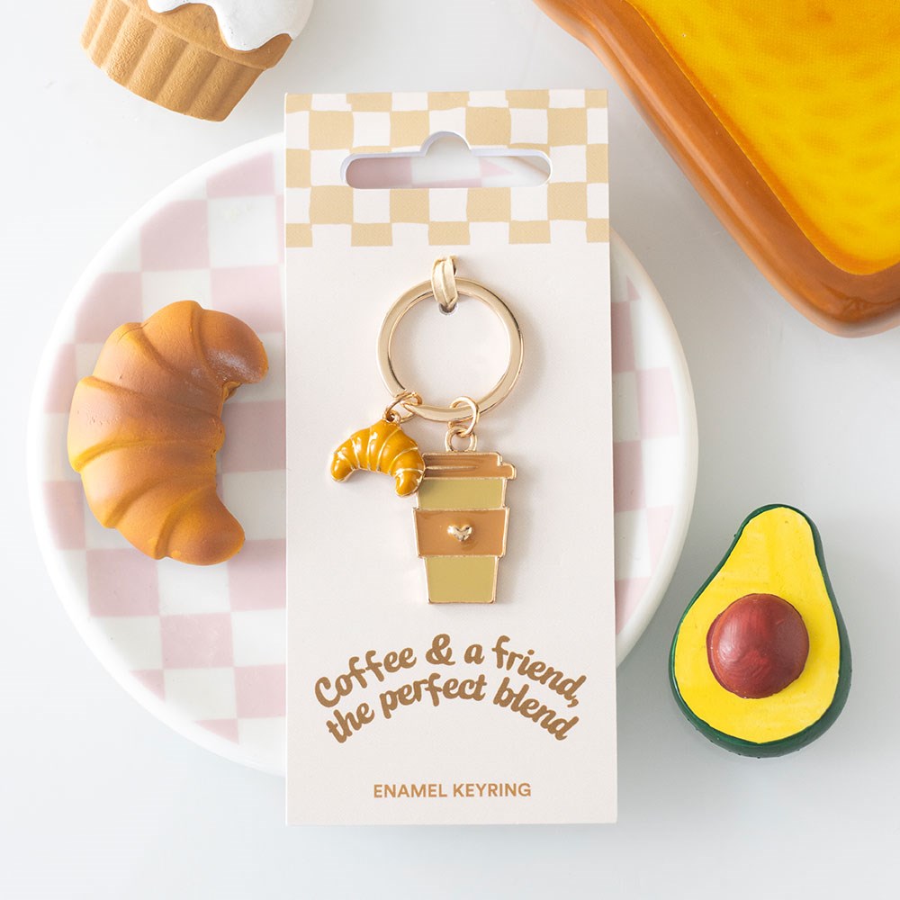 Portachiavi Smaltato "The Brunch Club" – Caffè e Croissant con Dettagli Oro