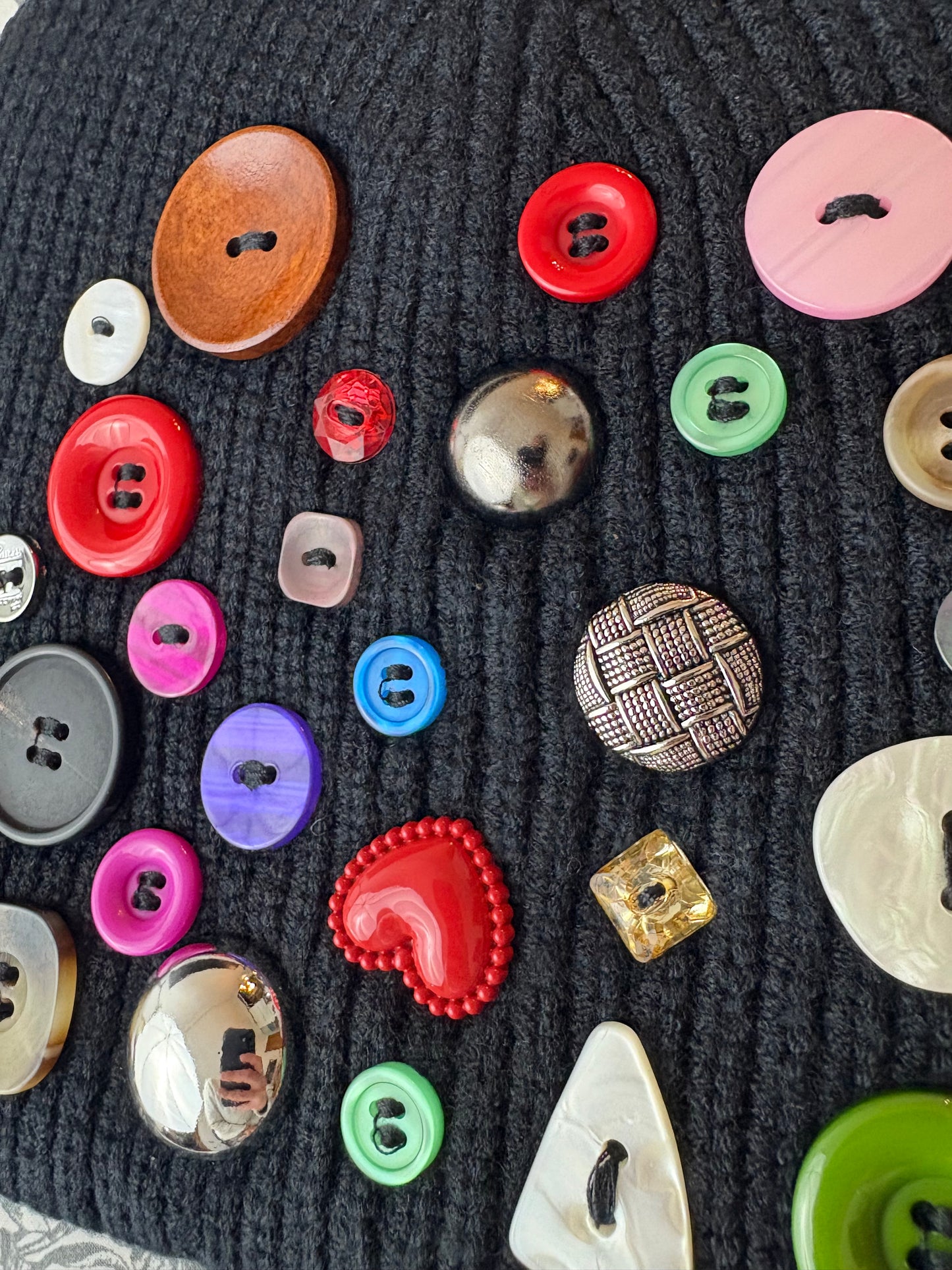 Berretto a costine con bottoni in 3 colori