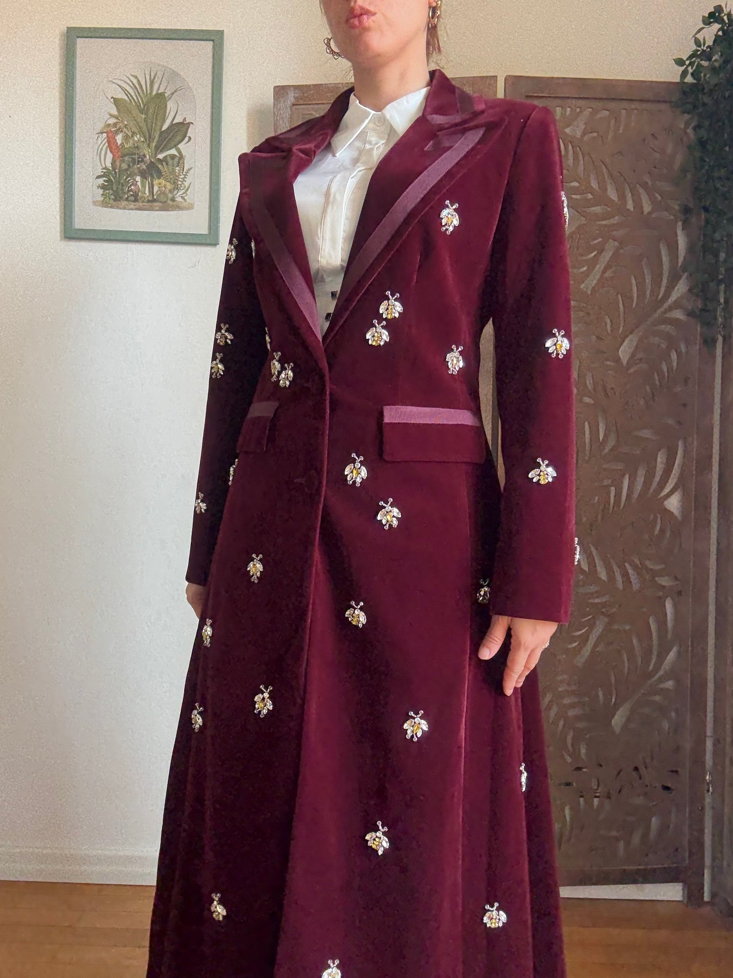 Cappotto lungo bordeaux aderente in vita con dettagli gioiello
