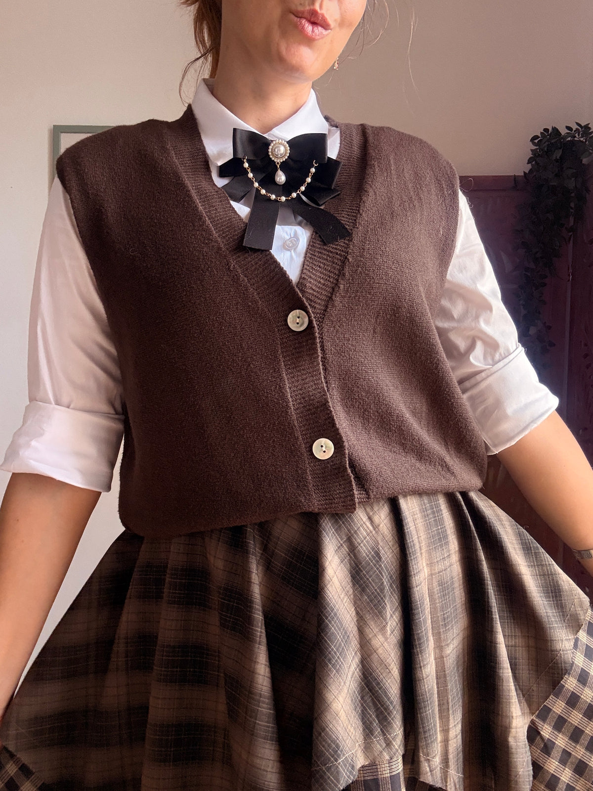 Gilet in maglia marrone cioccolato con bottoni e scollo a V