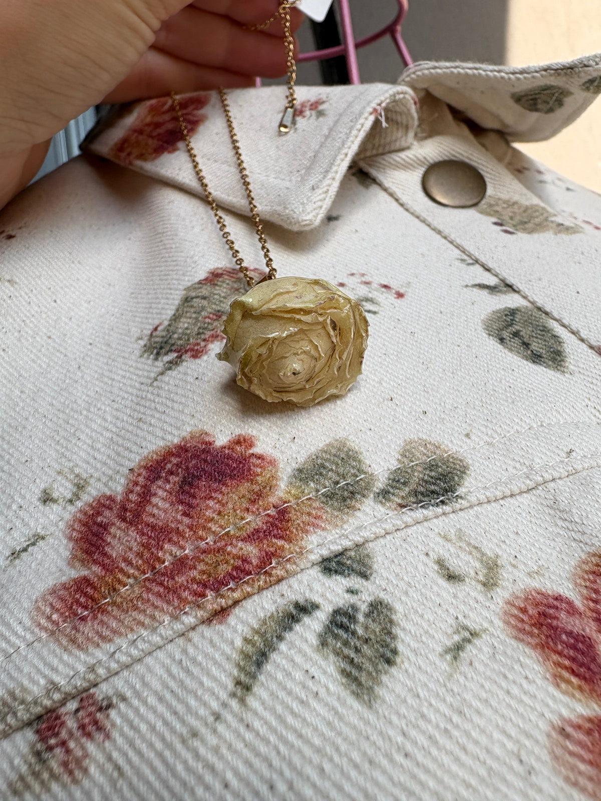Collana "Rosa Eterna" – Bocciolo di Vera Rosa in Resina e Acciaio Inossidabile