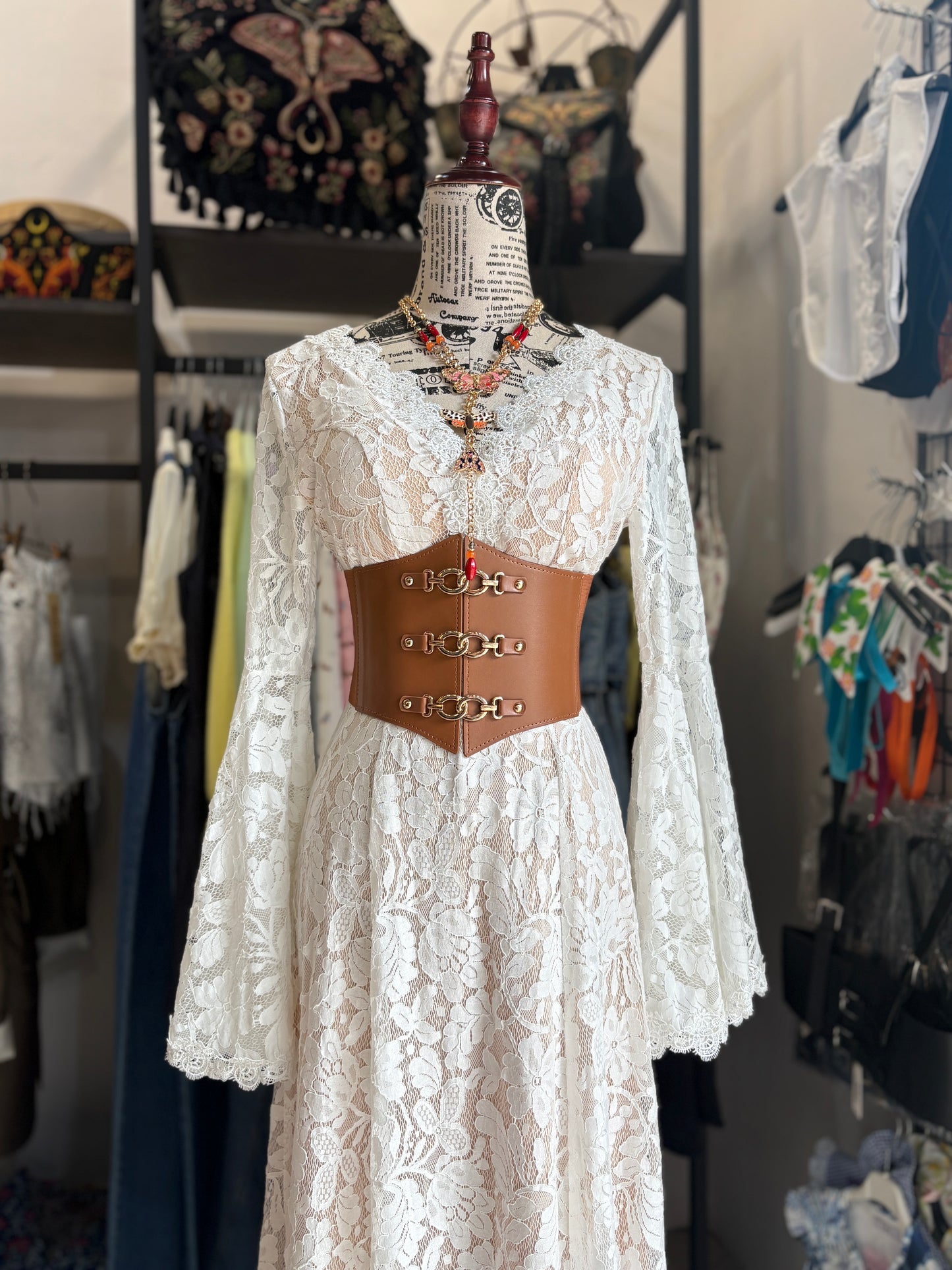 Abito Arwen - Abito Lungo in Pizzo Bianco con Maniche a Campana