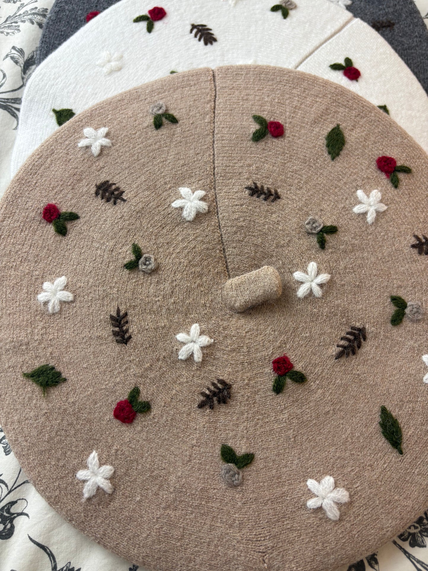 Basco ricamato Woodland in 4 colori