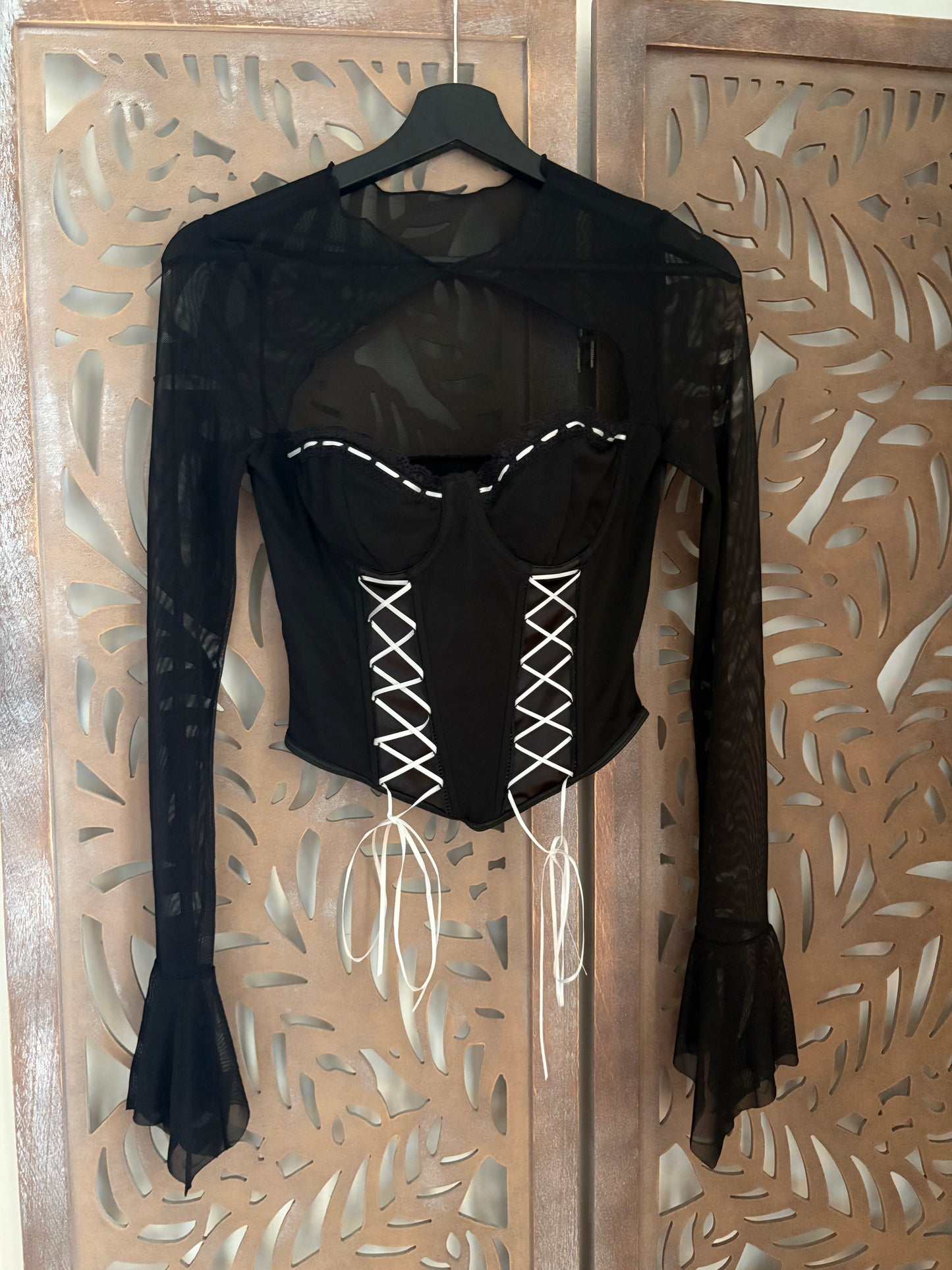 Top bustino gothic vampire con manica svasata in tulle