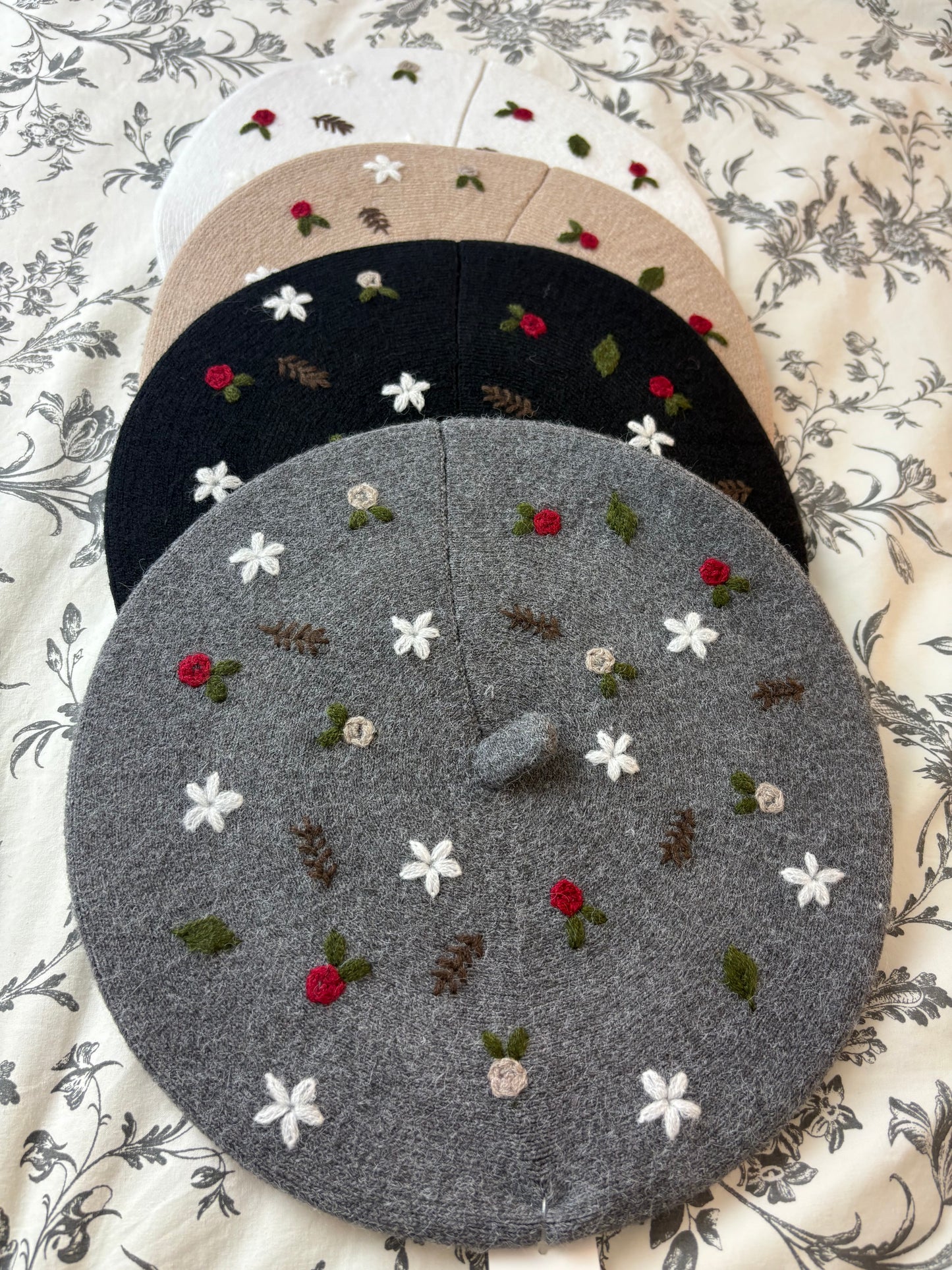 Basco ricamato Woodland in 4 colori